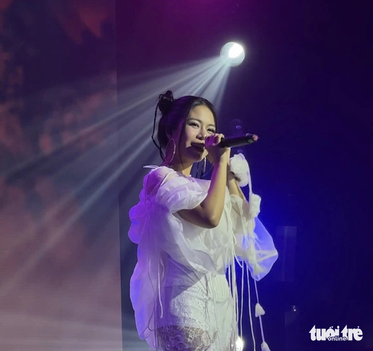 Văn Mai Hương, tlinh tặng vật phẩm bán đấu giá ủng hộ miền Bắc tại We Love Vietnam - Ảnh 3. Văn Mai Hương, tlinh tặng vật phẩm bán đấu giá ủng hộ đồng bào miền Bắc tại We Love Vietnam - Ảnh 3.