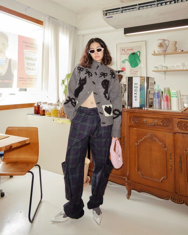 Muôn kiểu phối đồ mùa thu với chiếc áo cardigan nữ tính, thanh lịch- Ảnh 6. Muôn kiểu phối đồ mùa thu với chiếc áo cardigan nữ tính, thanh lịch- Ảnh 6.