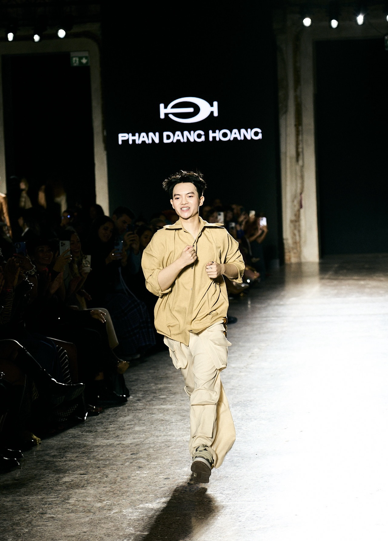 Phan Đăng Hoàng đưa tranh lụa Nguyễn Phan Chánh đến Tuần lễ thời Trang Milano - Ảnh 7. Phan Đăng Hoàng đưa tranh lụa Nguyễn Phan Chánh đến Tuần lễ thời Trang Milano - Ảnh 13.