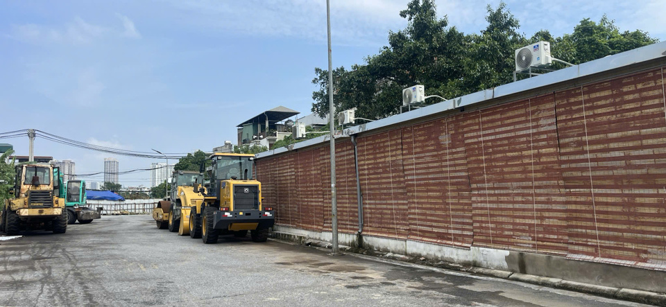 Máy móc, thiết bị của nhà thầu Dự án tuyến đường Vành đai 2,5 "đắp chiếu" nằm đợi thi công. Ảnh HM