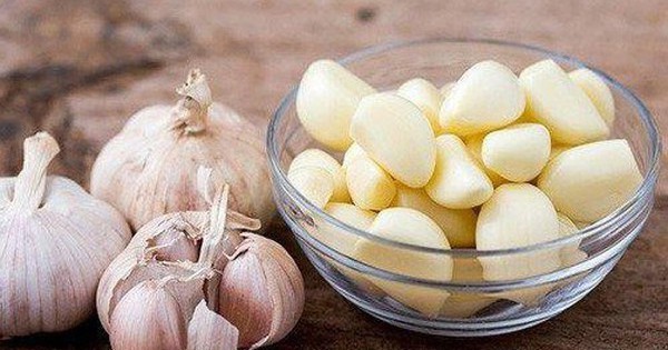 10 cách đơn giản tại nhà giảm gan nhiễm mỡ- Ảnh 2. Tỏi cực tốt nhưng sẽ thành 'cực độc' nếu phạm phải những điều này khi ăn