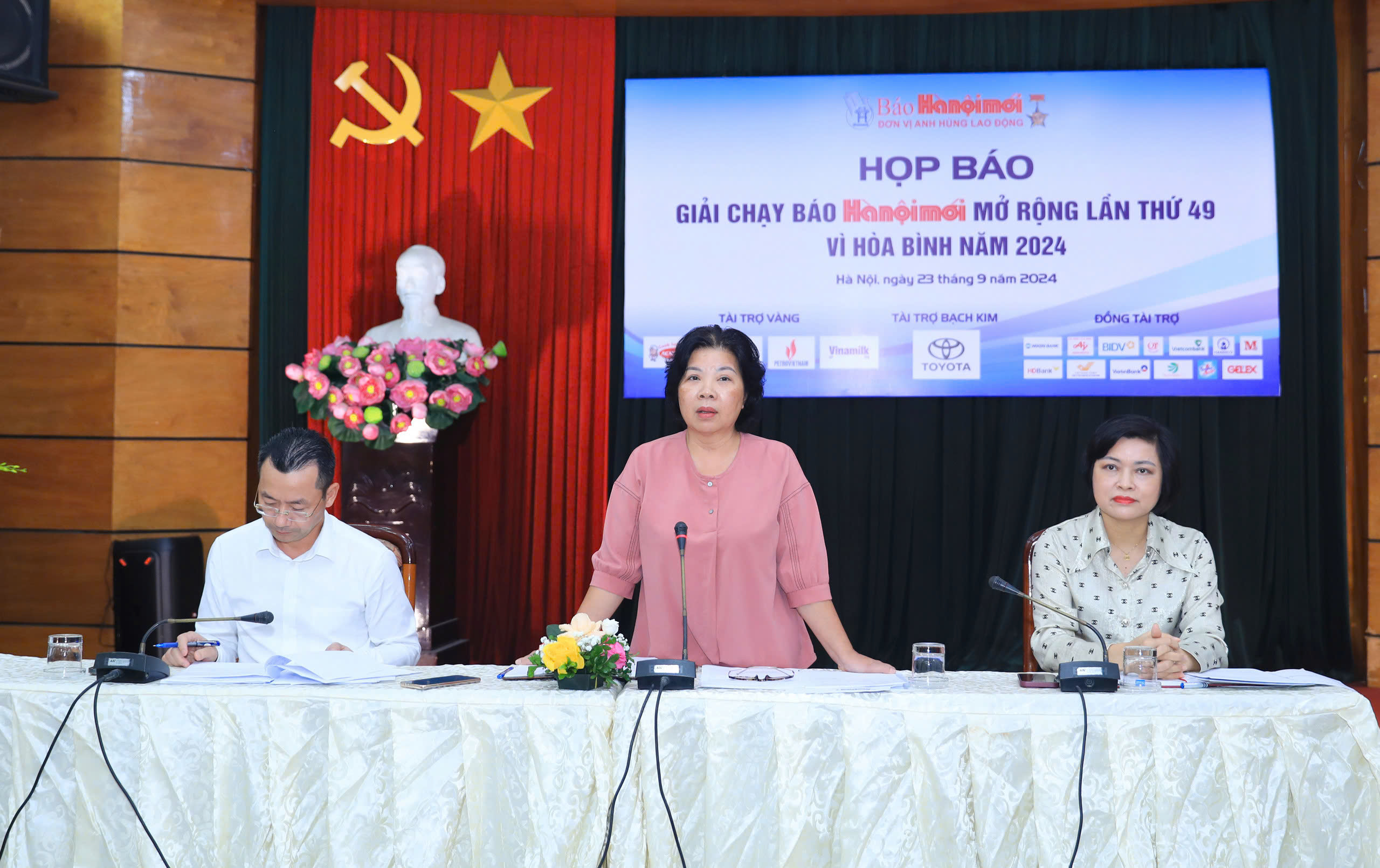 Nguyễn Thị Oanh tranh tài cùng 1.000 VĐV ở giải chạy Báo Hà Nội mới 2024- Ảnh 3. Nguyễn Thị Oanh tranh tài cùng 1.000 VĐV ở giải chạy Báo Hà Nội mới 2024- Ảnh 3.