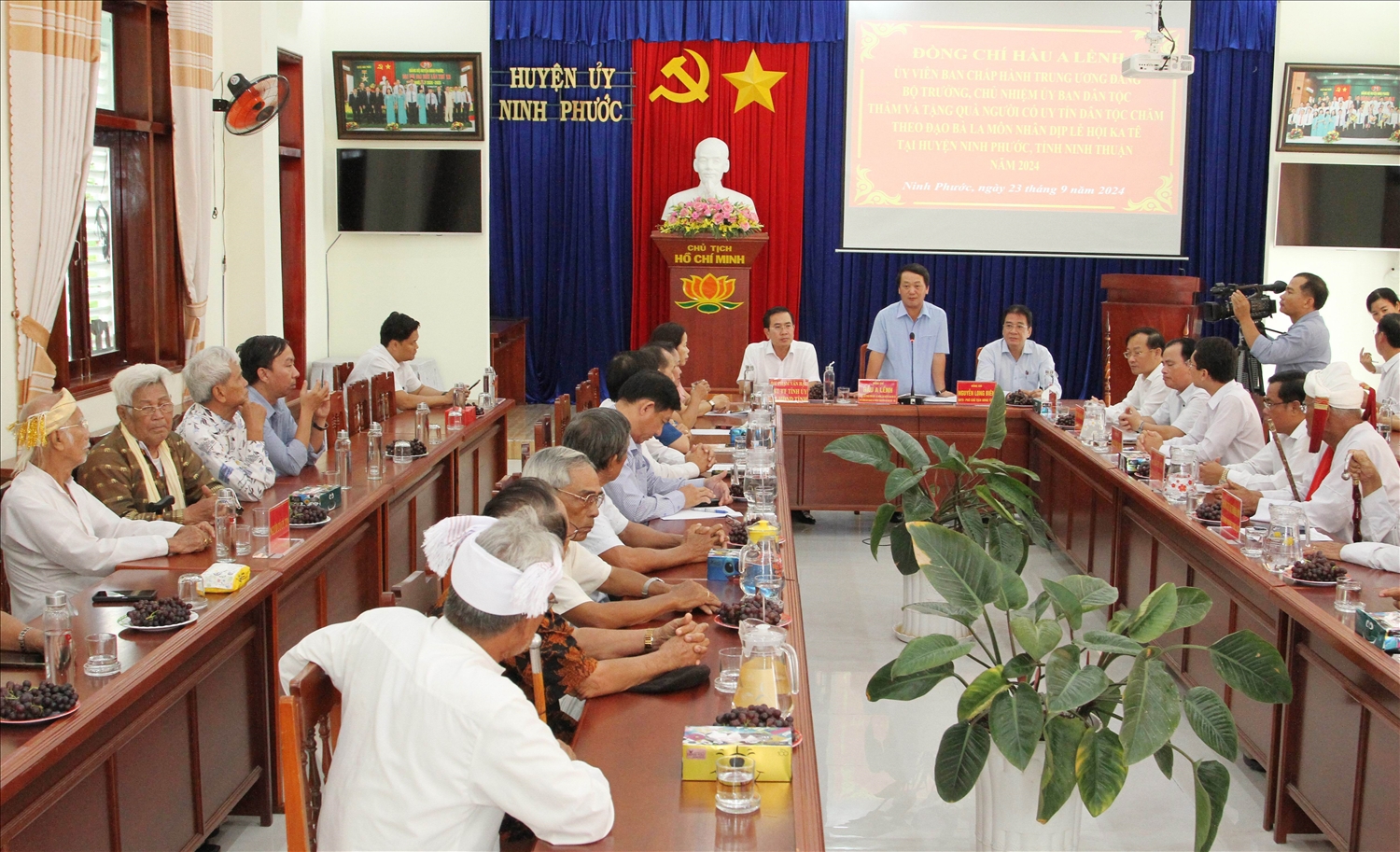 Quang cảnh buổi gặp mặt Quang cảnh buổi gặp mặt