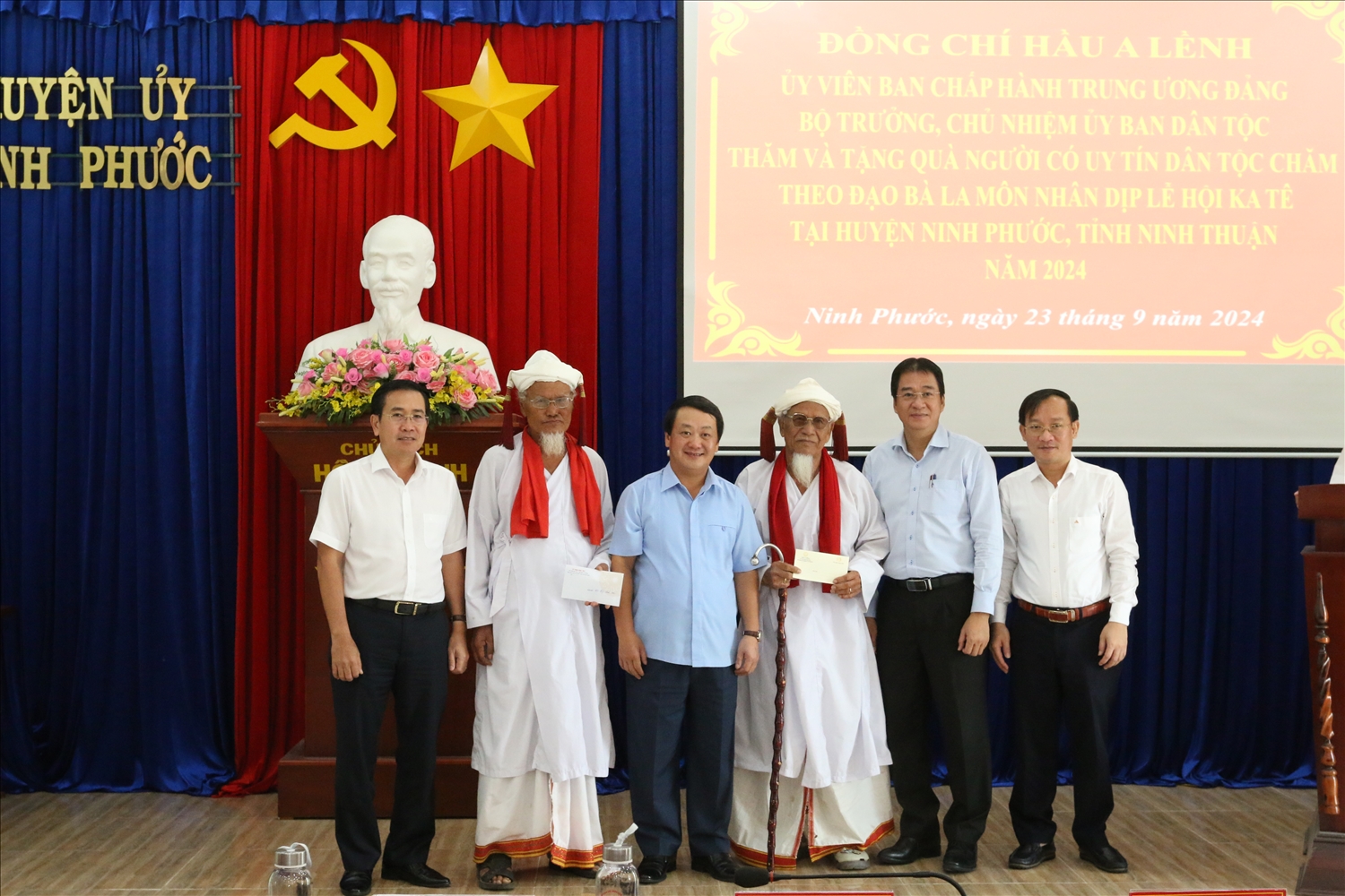 Bộ trưởng, Chủ nhiệm UBND Hầu A Lềnh quà cho Hội đồng chức sắc Chăm Bàlamôn Bộ trưởng, Chủ nhiệm UBND Hầu A Lềnh quà cho Hội đồng chức sắc Chăm Bàlamôn