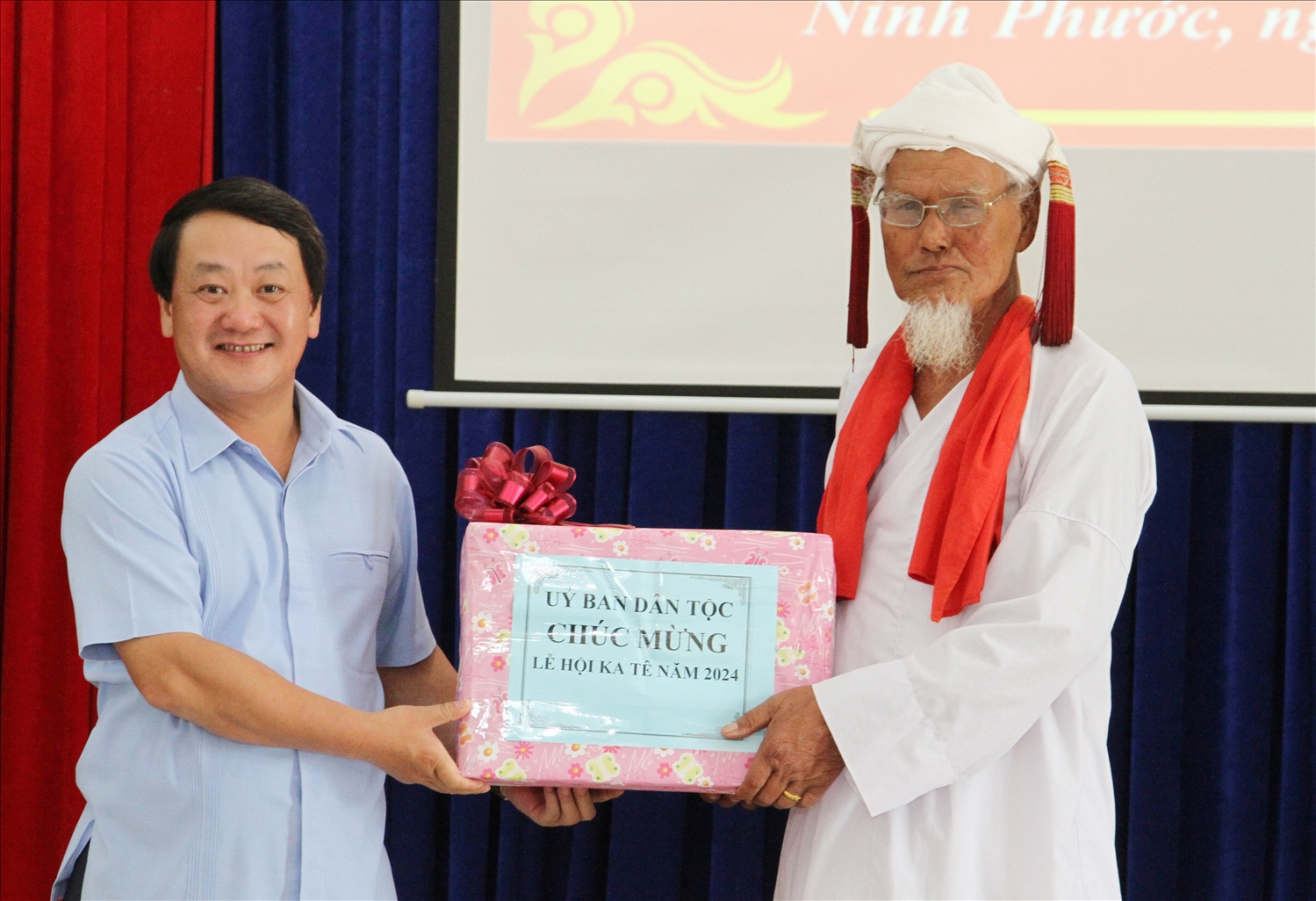 Bộ trưởng, Chủ nhiệm UBDT tặng quà cho Cả sư Hán Đô, Chủ tịch Hội đồng chức sắc Chăm Bàlamôn Bộ trưởng, Chủ nhiệm UBDT tặng quà cho Cả sư Hán Đô, Chủ tịch Hội đồng chức sắc Chăm Bàlamôn