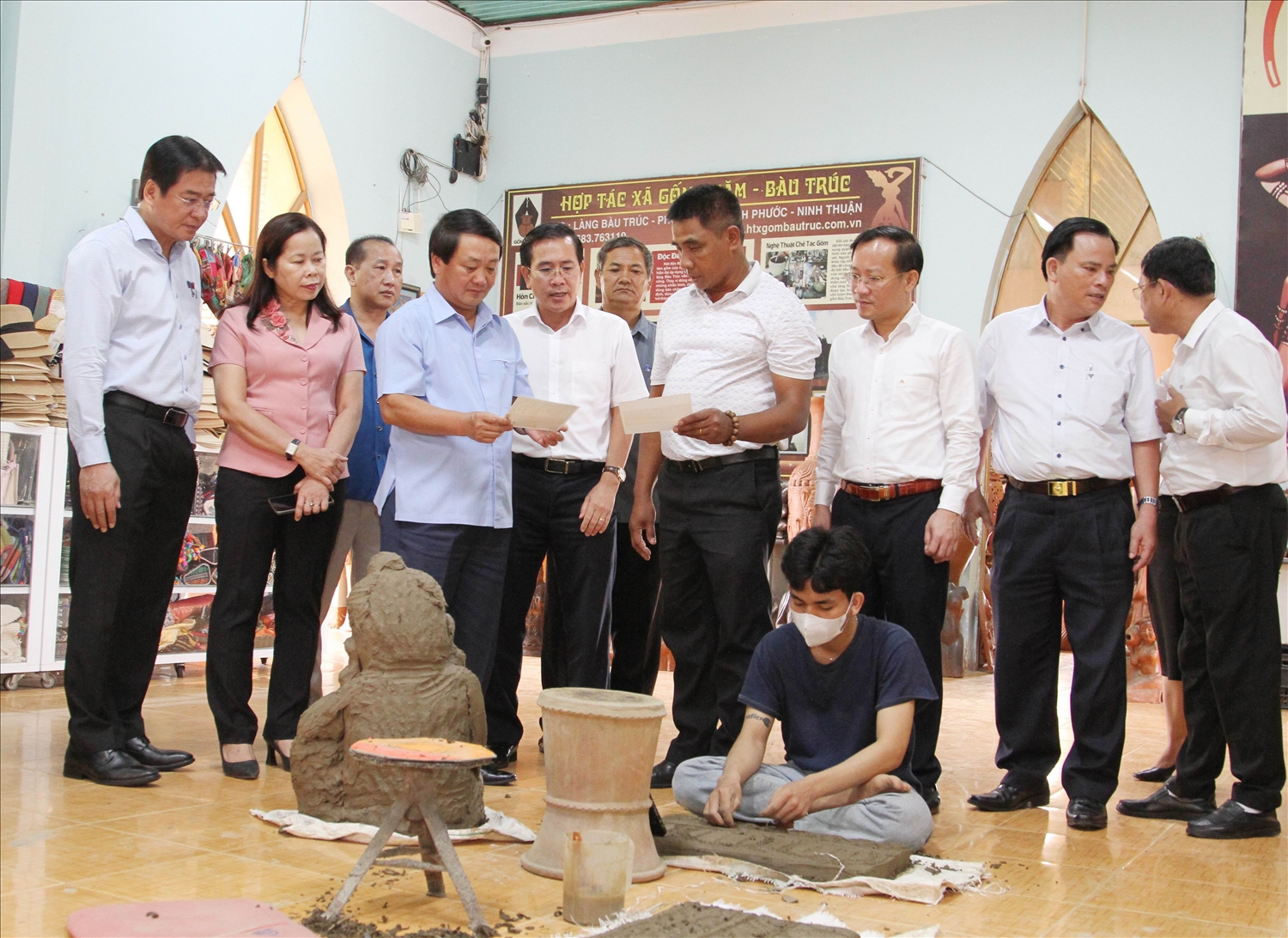 Bộ trưởng, Chủ nhiệm UBDT thăm Làng gốm Bàu Trúc Bộ trưởng, Chủ nhiệm UBDT thăm Làng gốm Bàu Trúc