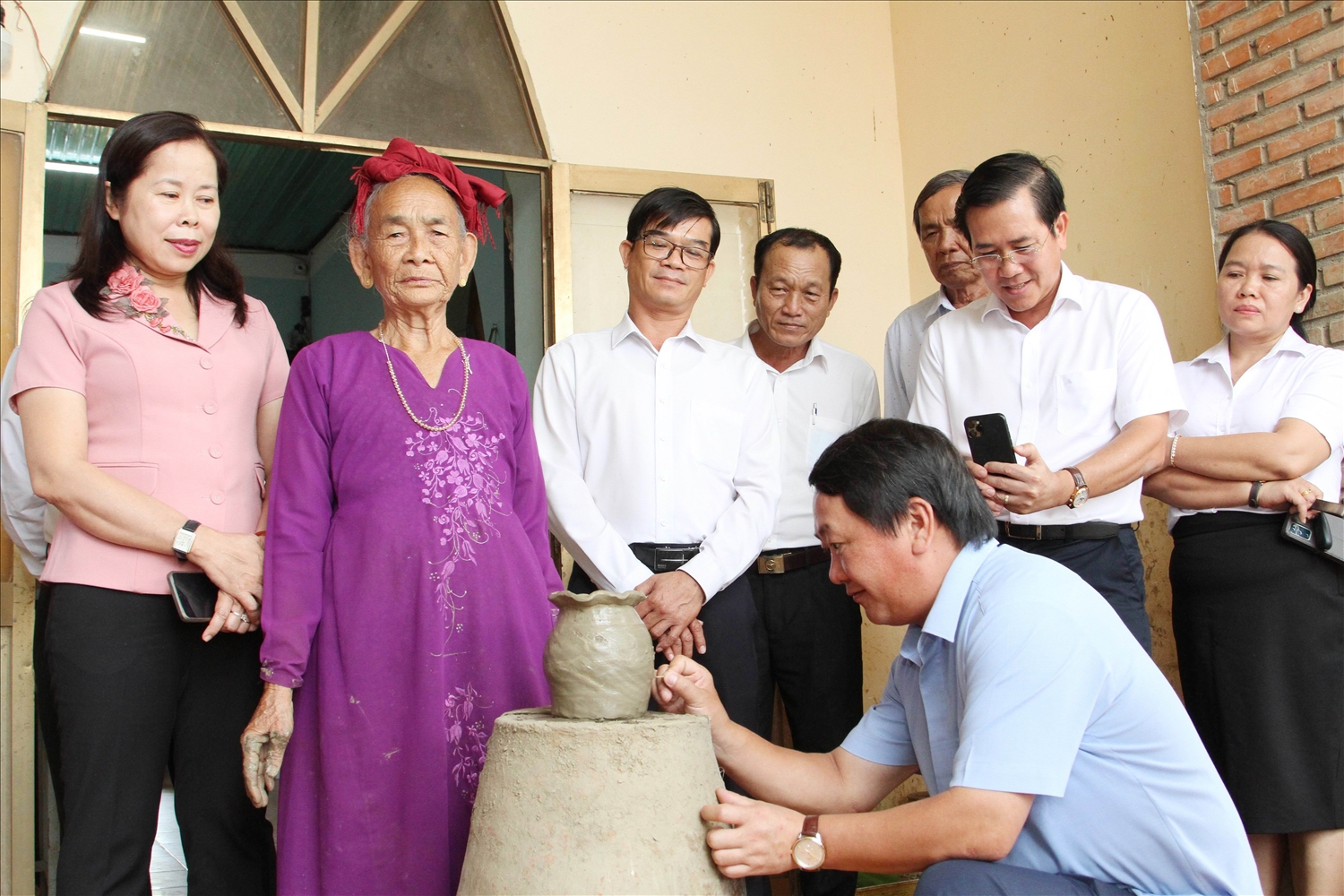 Bộ trưởng Hầu A Lềnh tên vào sản phẩm gốm tặng cho Nghệ nhân Làng nghề gốm Bàu Trúc Bộ trưởng Hầu A Lềnh tên vào sản phẩm gốm tặng cho Nghệ nhân Làng nghề gốm Bàu Trúc