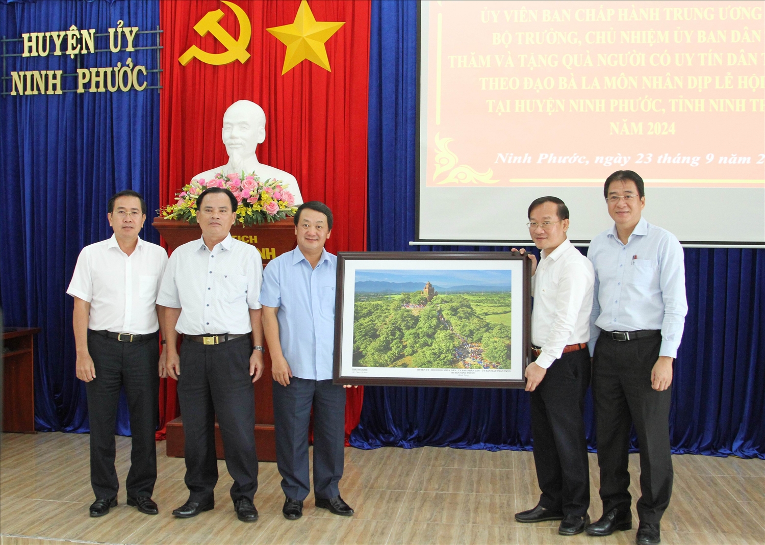 UBND huyện Ninh Phước tặng tranh cho Bộ trưởng, Chủ nhiệm UBDT Hầu A Lềnh UBND huyện Ninh Phước tặng tranh cho Bộ trưởng, Chủ nhiệm UBDT Hầu A Lềnh