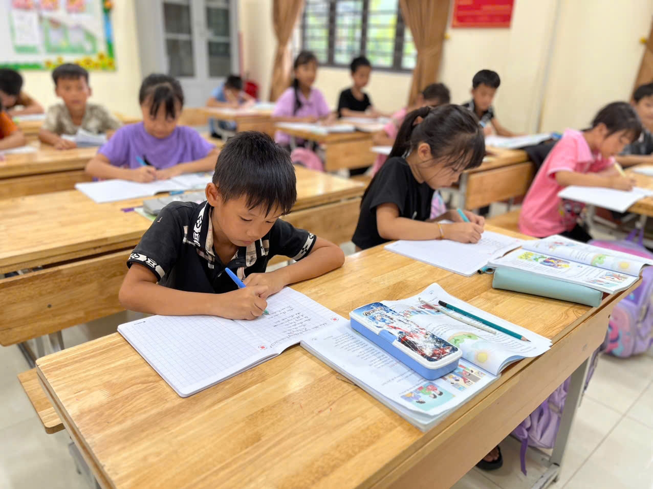 Học sinh Trường Tiểu học Sa Lung (xã Tân Long, huyện Đồng Hỷ) tập trung học tập, vì được học trong lớp học mới khang trang. Học sinh Trường Tiểu học Sa Lung (xã Tân Long, huyện Đồng Hỷ) tập trung học tập, vì được học trong lớp học mới khang trang.