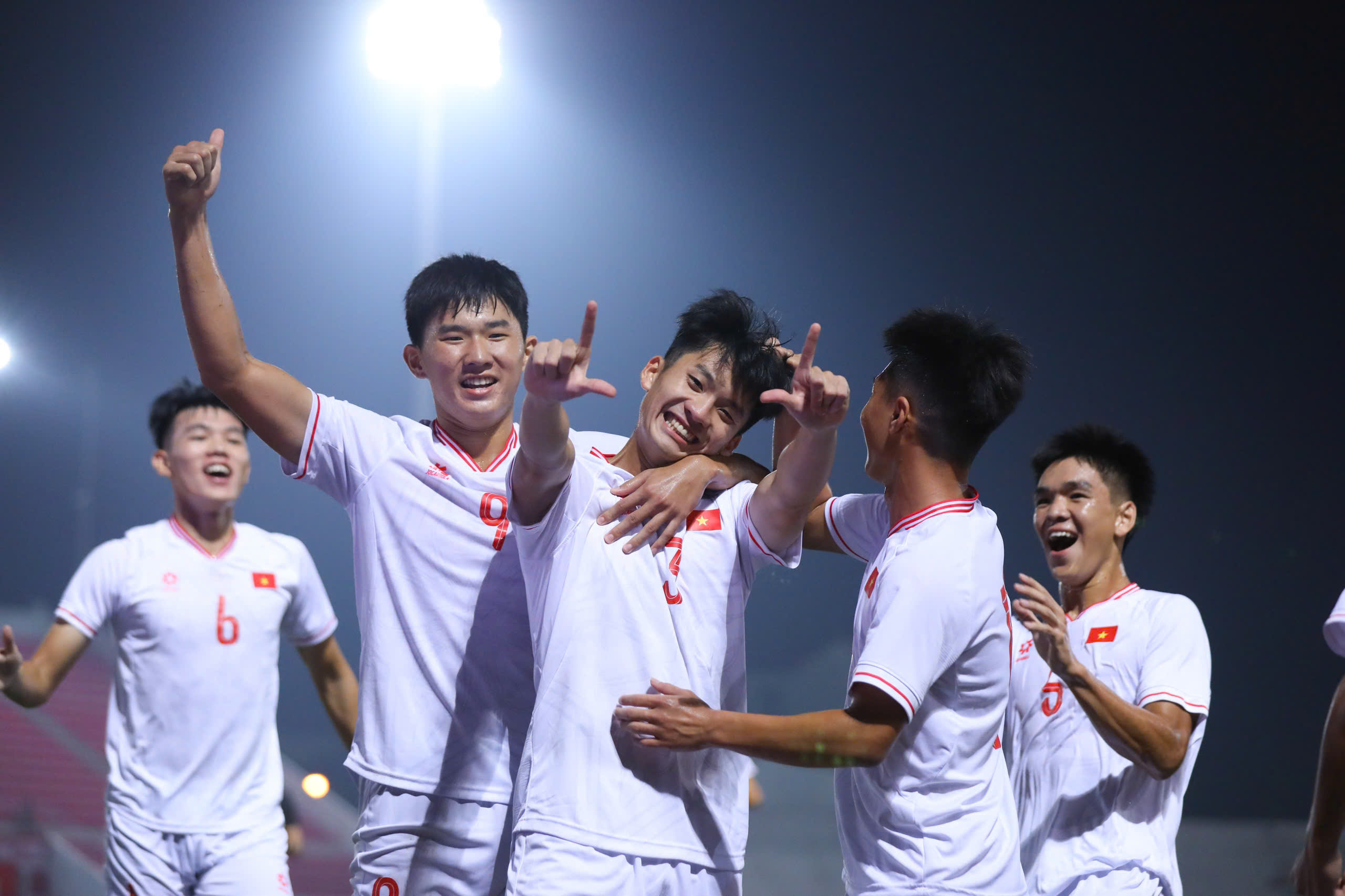 Công Phương trình diễn siêu hạng, U.20 Việt Nam có chiến thắng 5 sao trước Bhutan- Ảnh 4. Công Phương trình diễn siêu hạng, U.20 Việt Nam có chiến thắng 5 sao trước Bhutan- Ảnh 4.