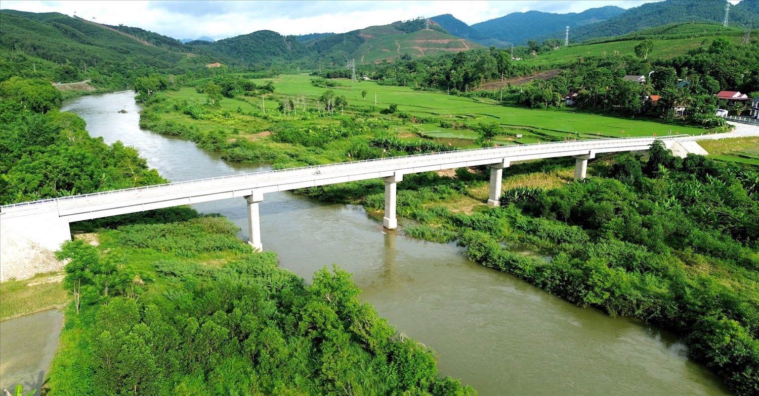 Cầu Châu Thắng nối quốc lộ 48 với trung tâm xã Châu Thắng được đưa vào sử dụng đã xóa cảnh bị chia cắt, cô lập do nước lũ trên sông Hiếu dâng cao Cầu Châu Thắng nối quốc lộ 48 với trung tâm xã Châu Thắng được đưa vào sử dụng đã xóa cảnh bị chia cắt, cô lập do nước lũ trên sông Hiếu dâng cao
