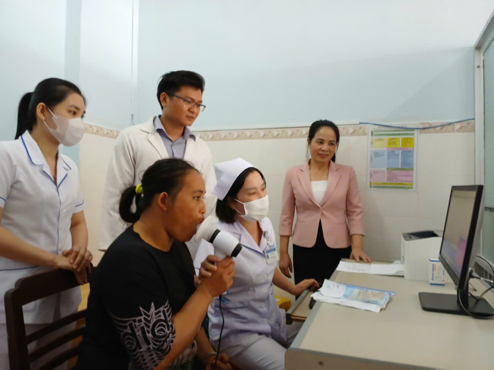 Người dân được đo chức năng hô hấp tại TTYT thị xã Phước Long vào sáng nay.