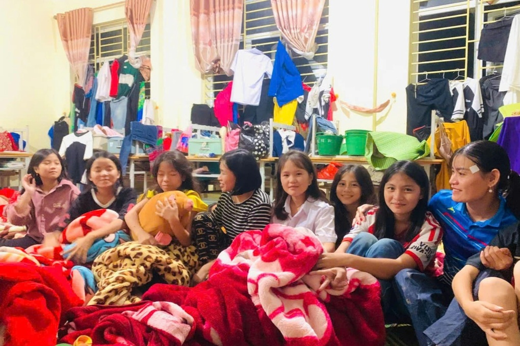 Cô giáo bỏ dở bữa trưa, đánh thức hơn 200 học sinh thoát thảm họa sạt lở - 2 Cô giáo bỏ dở bữa trưa, đánh thức hơn 200 học sinh thoát thảm họa sạt lở - 2