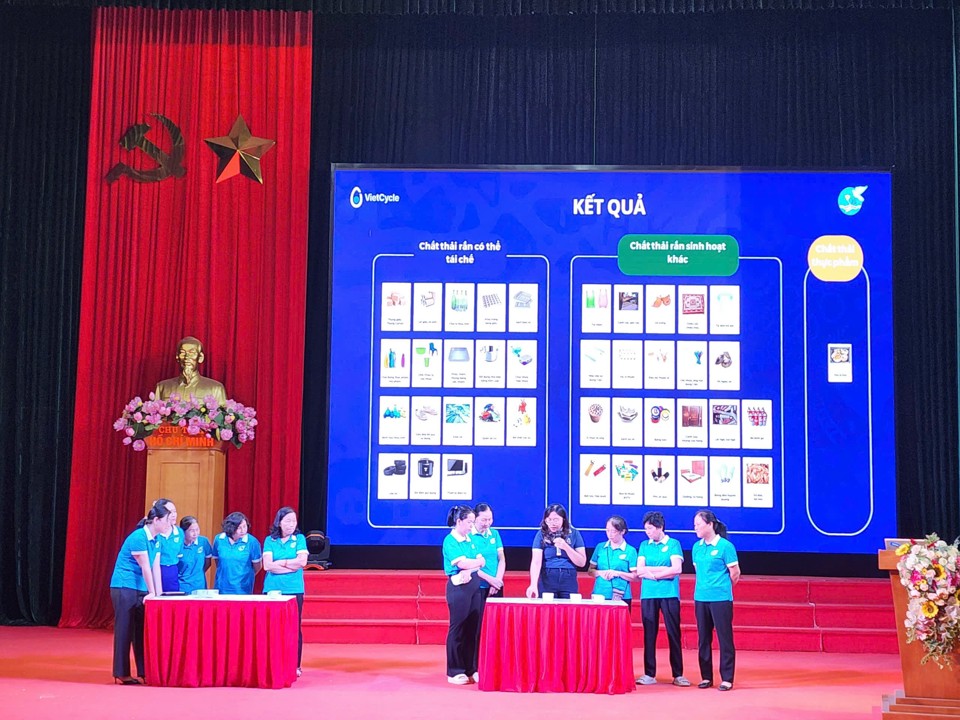 Tại chương trình, Hội LHPN TP đã tổ chức Hội nghị tập huấn kiến thức phân loại, xử lý rác thải sinh hoạt tại hộ gia đình cho các hội viên