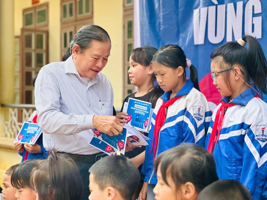 Ông Hồ Phú Bạc - Phó Chủ tịch Hội khuyến học TP.HCM trao quà cho học sinh Ông Hồ Phú Bạc - Phó Chủ tịch Hội khuyến học TP.HCM trao quà cho học sinh