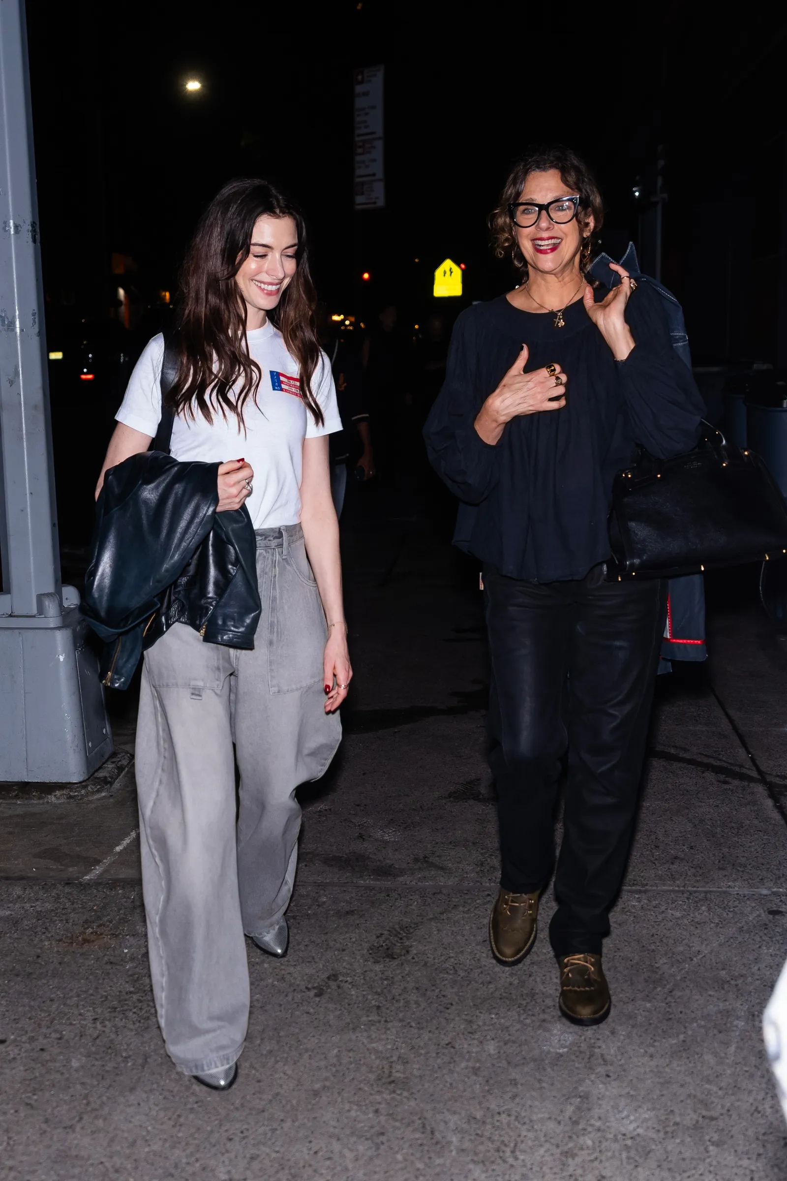 10 cách mặc quần jeans đẹp từ thu sang đông của Anne Hathaway- Ảnh 3. 10 cách mặc quần jeans đẹp từ thu sang đông của Anne Hathaway- Ảnh 3.