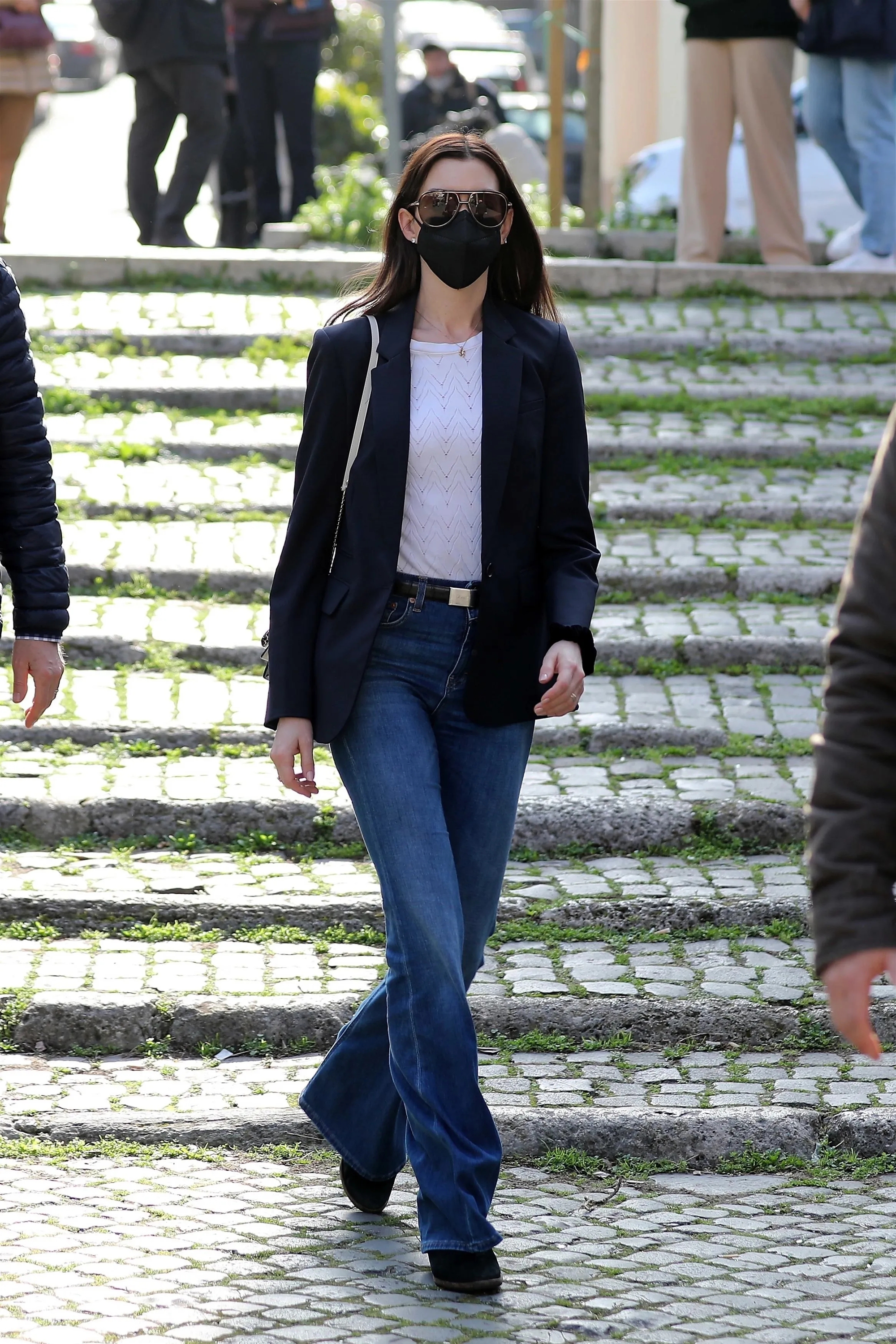 10 cách mặc quần jeans đẹp từ thu sang đông của Anne Hathaway- Ảnh 5. 10 cách mặc quần jeans đẹp từ thu sang đông của Anne Hathaway- Ảnh 5.