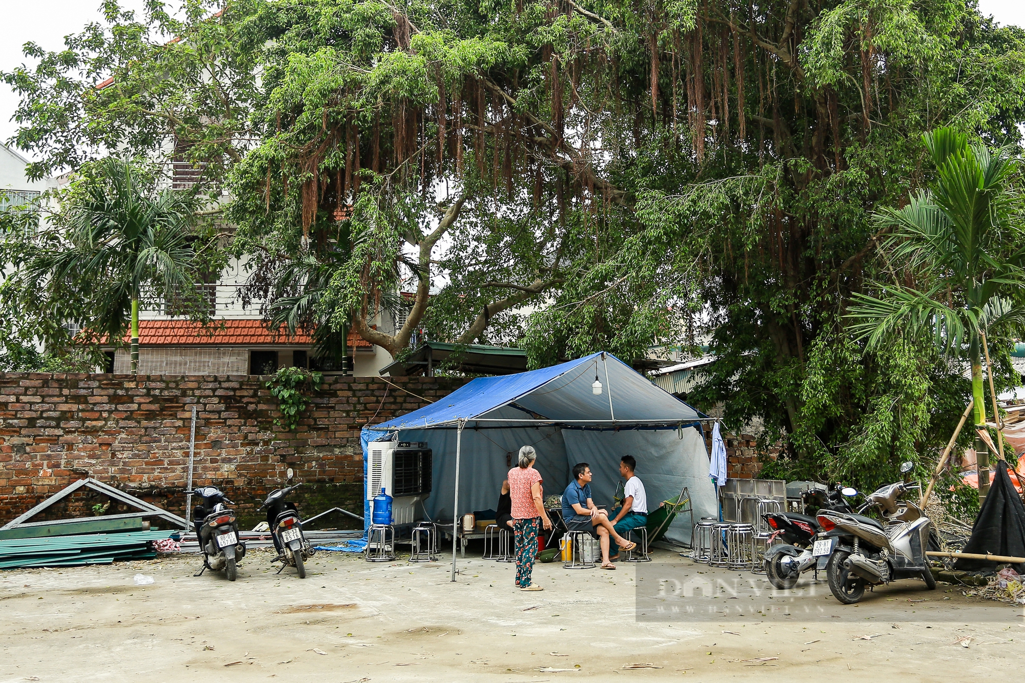 Sạt lở bờ sông Hồng, hàng trăm mét vuông đất làng gốm cổ ở Hà Nội bị cuốn trôi- Ảnh 14. Sạt lở bờ sông Hồng, hàng trăm mét vuông đất làng gốm cổ ở Hà Nội bị cuốn trôi- Ảnh 14.