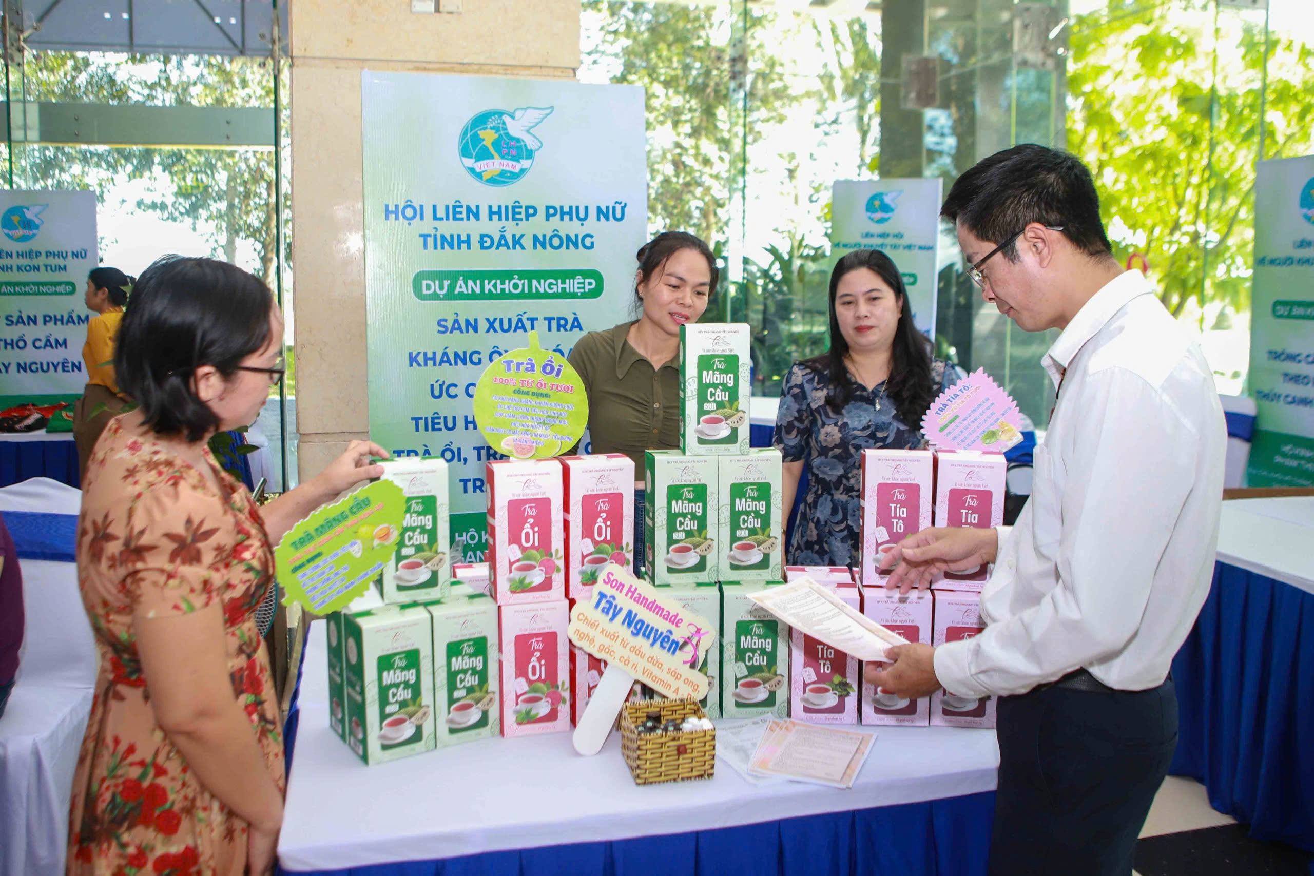 Đa dạng sản phẩm trưng bày của dự án khởi nghiệp sáng tạo và chuyển đổi xanh khu vực miền Trung- Ảnh 2. Đa dạng sản phẩm trưng bày của dự án khởi nghiệp sáng tạo và chuyển đổi xanh khu vực miền Trung- Ảnh 2.