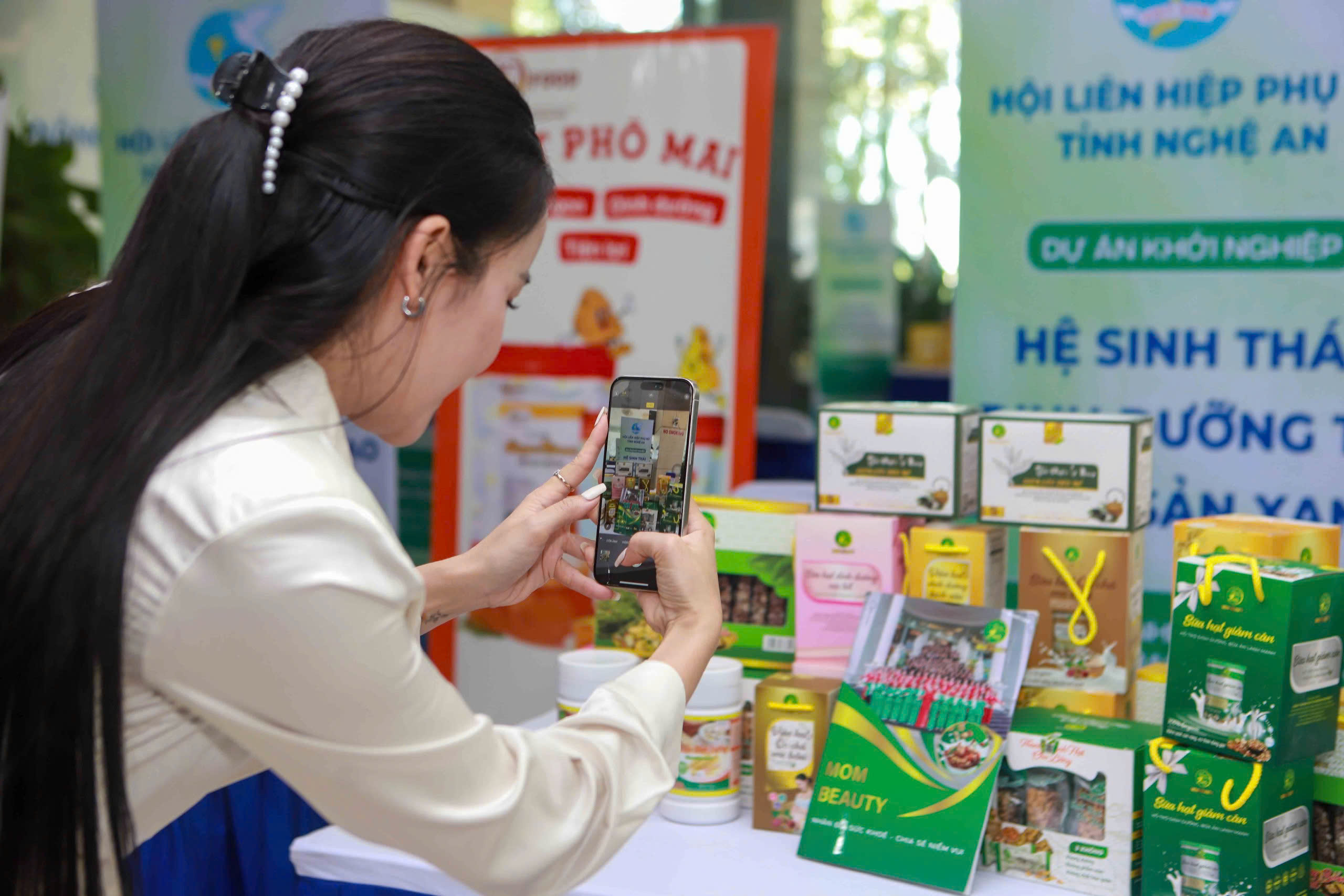 Đa dạng sản phẩm trưng bày của dự án khởi nghiệp sáng tạo và chuyển đổi xanh khu vực miền Trung- Ảnh 3. Đa dạng sản phẩm trưng bày của dự án khởi nghiệp sáng tạo và chuyển đổi xanh khu vực miền Trung- Ảnh 3.