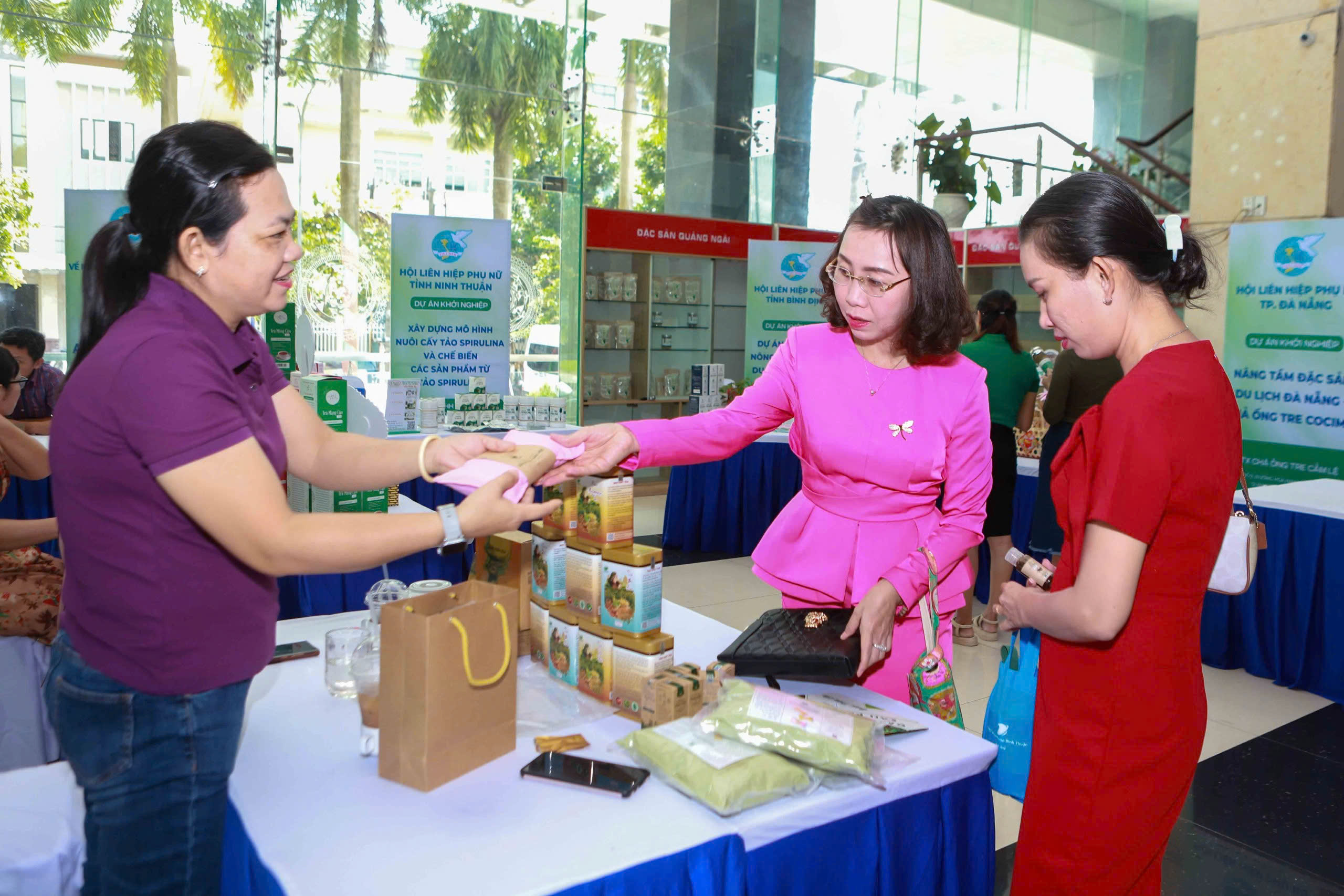Đa dạng sản phẩm trưng bày của dự án khởi nghiệp sáng tạo và chuyển đổi xanh khu vực miền Trung- Ảnh 4. Đa dạng sản phẩm trưng bày của dự án khởi nghiệp sáng tạo và chuyển đổi xanh khu vực miền Trung- Ảnh 4.