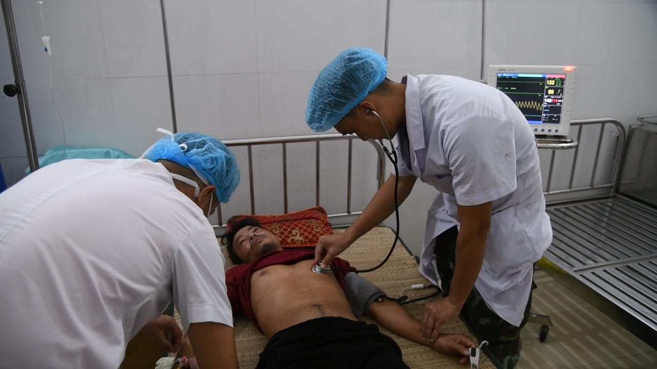 Huyện đảo Trường Sa, tỉnh Khánh Hòa tiếp nhận và điều cho ngư dân Bình Định bị nạn trên biển- Ảnh 2. Huyện đảo Trường Sa, tỉnh Khánh Hòa tiếp nhận và điều cho ngư dân Bình Định bị nạn trên biển- Ảnh 2.