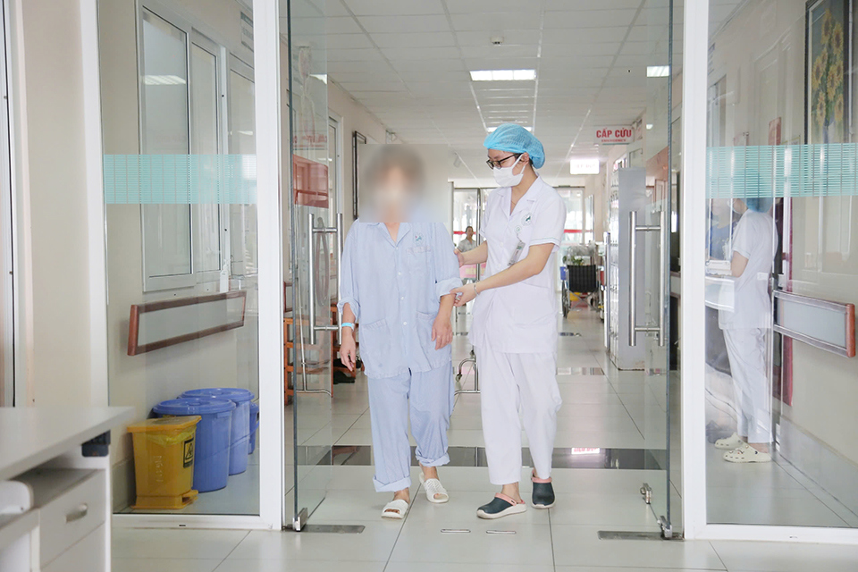 Một bệnh nhân nữ hồi phục, sức khỏe ổn định sau ghép thận.