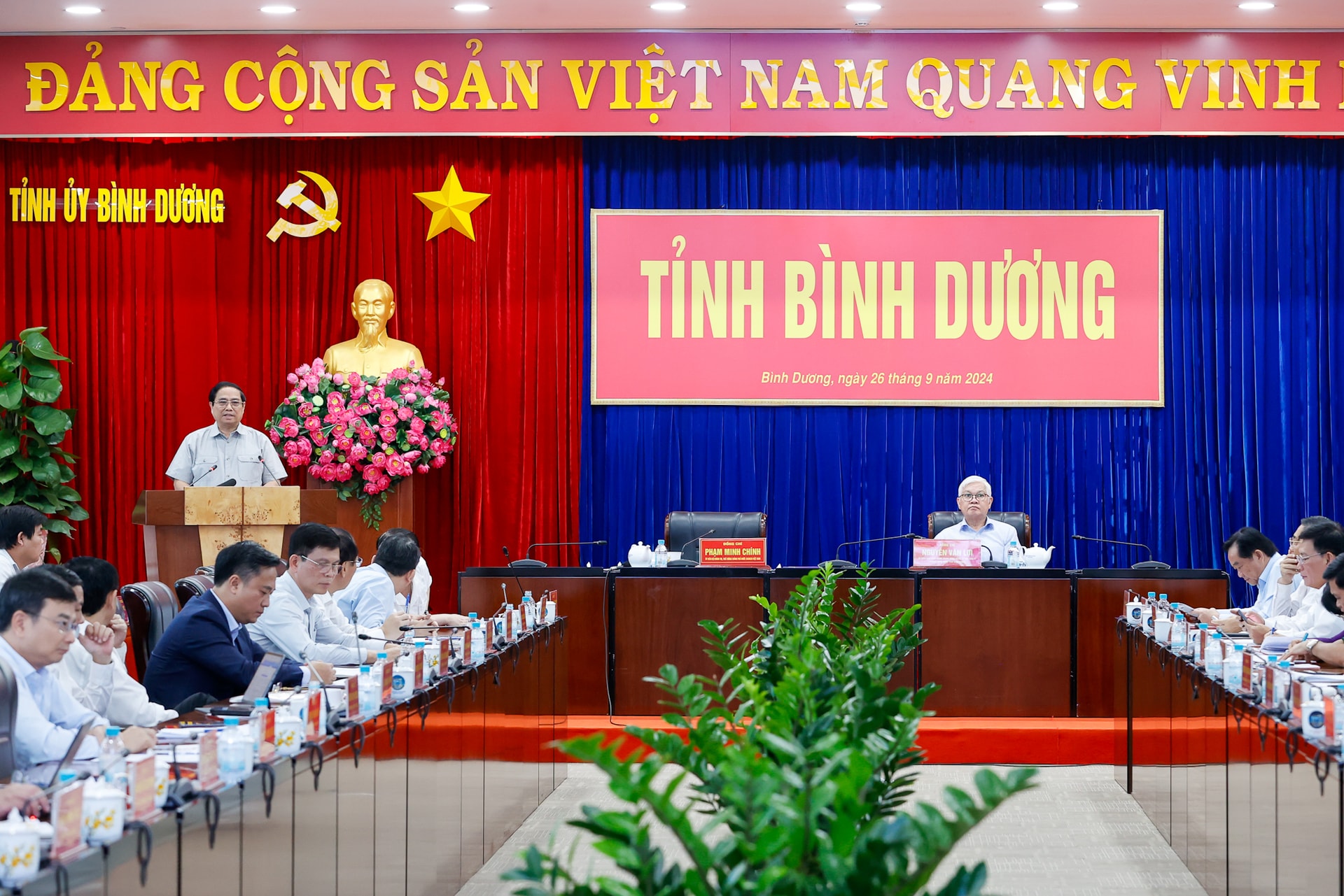Thủ tướng: Bình Dương phải bứt phá hơn nữa, sớm trở thành thành phố trực thuộc Trung ương- Ảnh 3. Thủ tướng: Bình Dương phải bứt phá hơn nữa, sớm trở thành thành phố trực thuộc Trung ương- Ảnh 3.