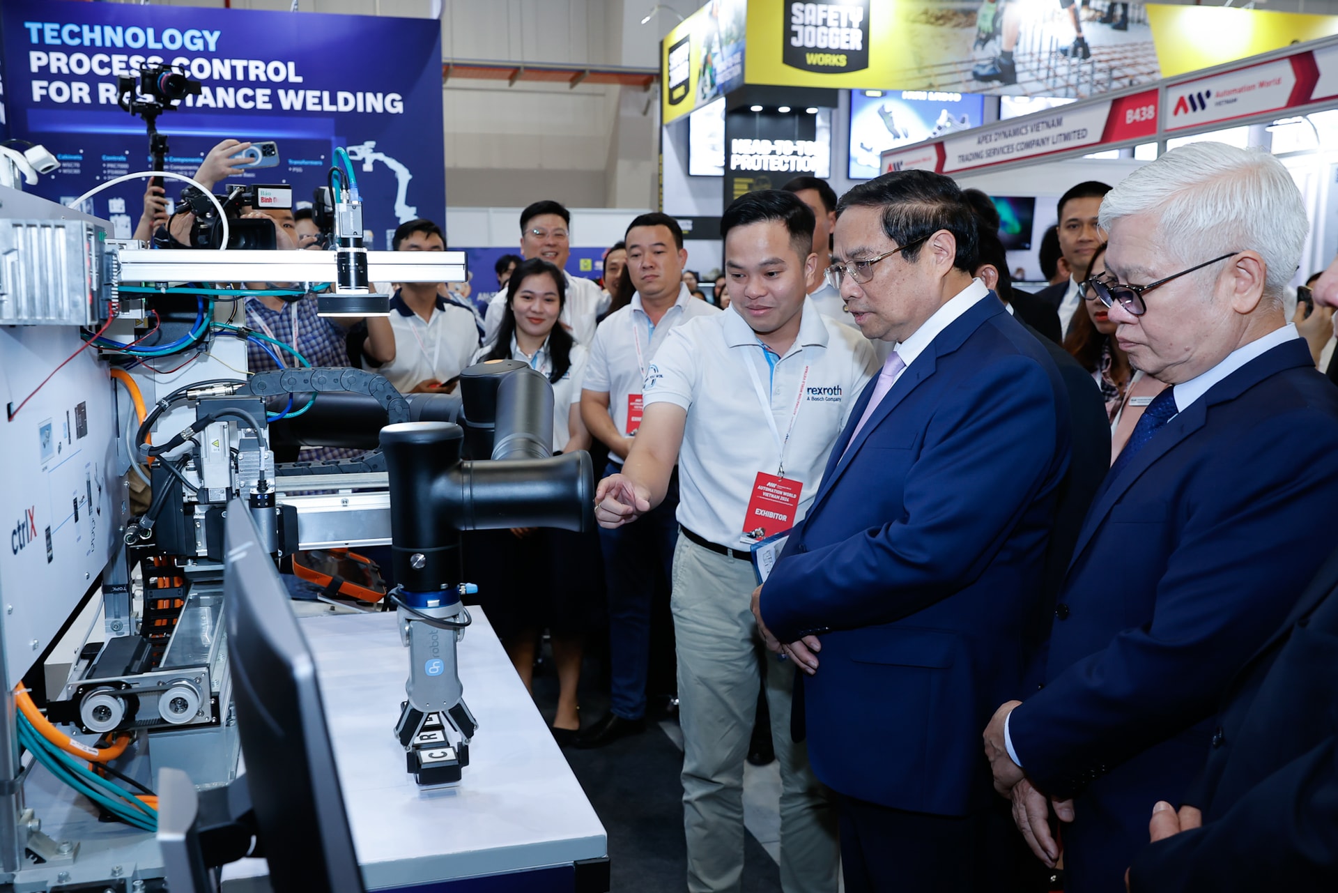 Thủ tướng: Bình Dương phải bứt phá hơn nữa, sớm trở thành thành phố trực thuộc Trung ương- Ảnh 7. Thủ tướng: Bình Dương phải bứt phá hơn nữa, sớm trở thành thành phố trực thuộc Trung ương- Ảnh 7.