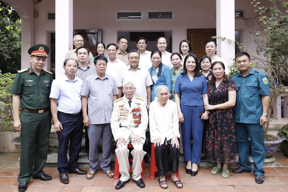 Đoàn đại biểu TP Hà Nội đến thăm, tri ân cựu chiến binh Nguyễn Phú Vỵ. Ảnh: Hồng Thái