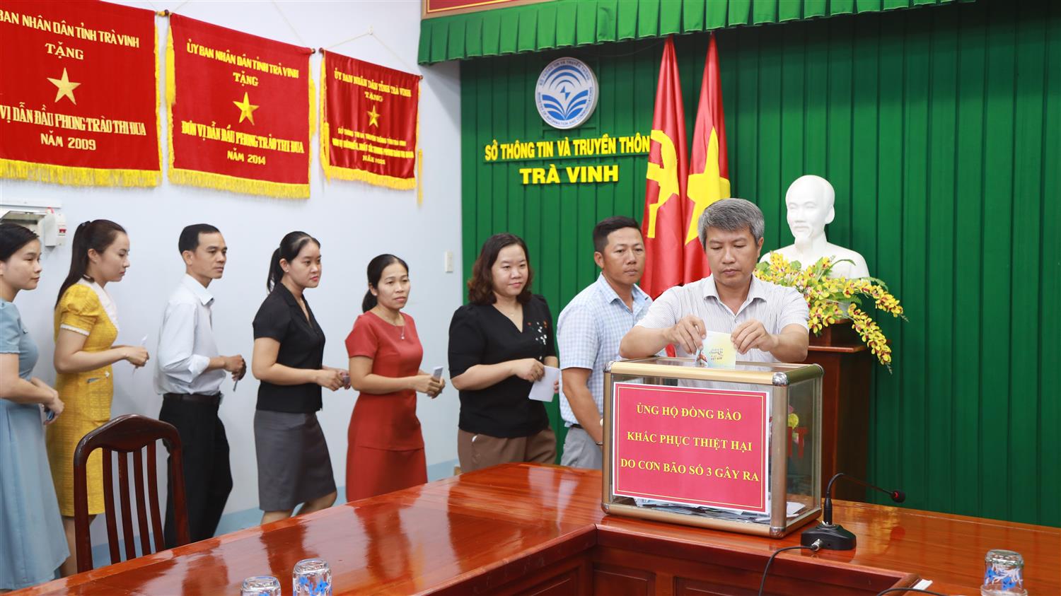 Sở TT&TT Trà Vinh phát động ủng hộ đồng bào khắc phục thiệt hại sau bão
- Ảnh 4.