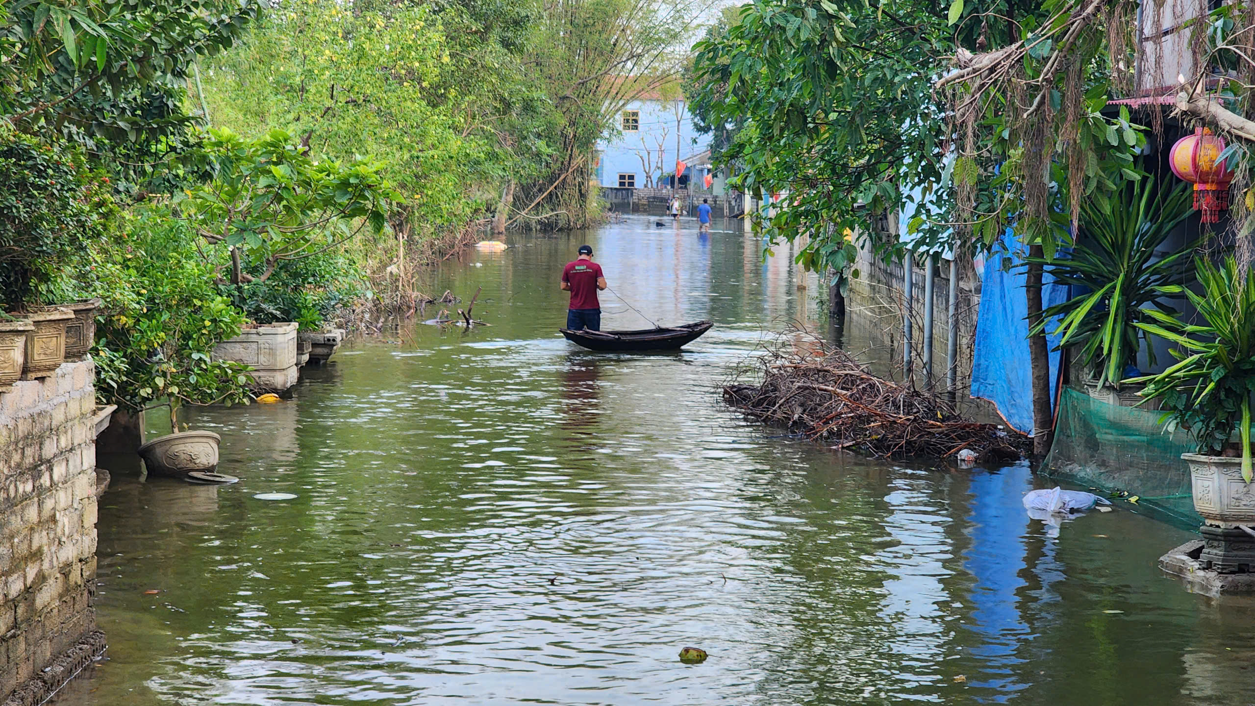 Báo Giao thông trao hàng nghìn phần quà đến với người dân vùng rốn lũ Hà Nội- Ảnh 2. Báo Giao thông trao hàng nghìn phần quà đến với người dân vùng rốn lũ Hà Nội- Ảnh 2.