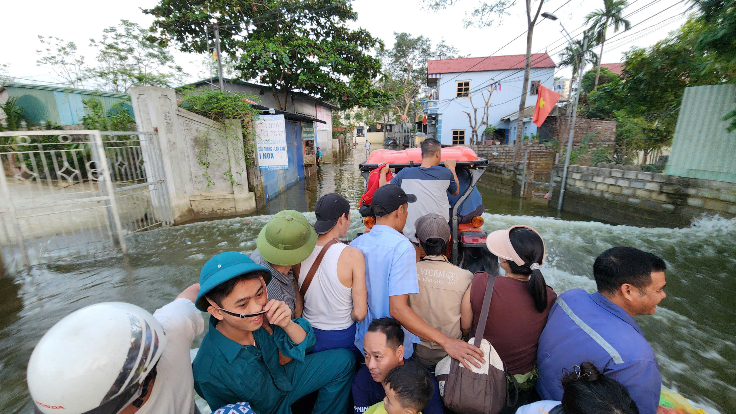 Báo Giao thông trao hàng nghìn phần quà đến với người dân vùng rốn lũ Hà Nội- Ảnh 3. Báo Giao thông trao hàng nghìn phần quà đến với người dân vùng rốn lũ Hà Nội- Ảnh 3.