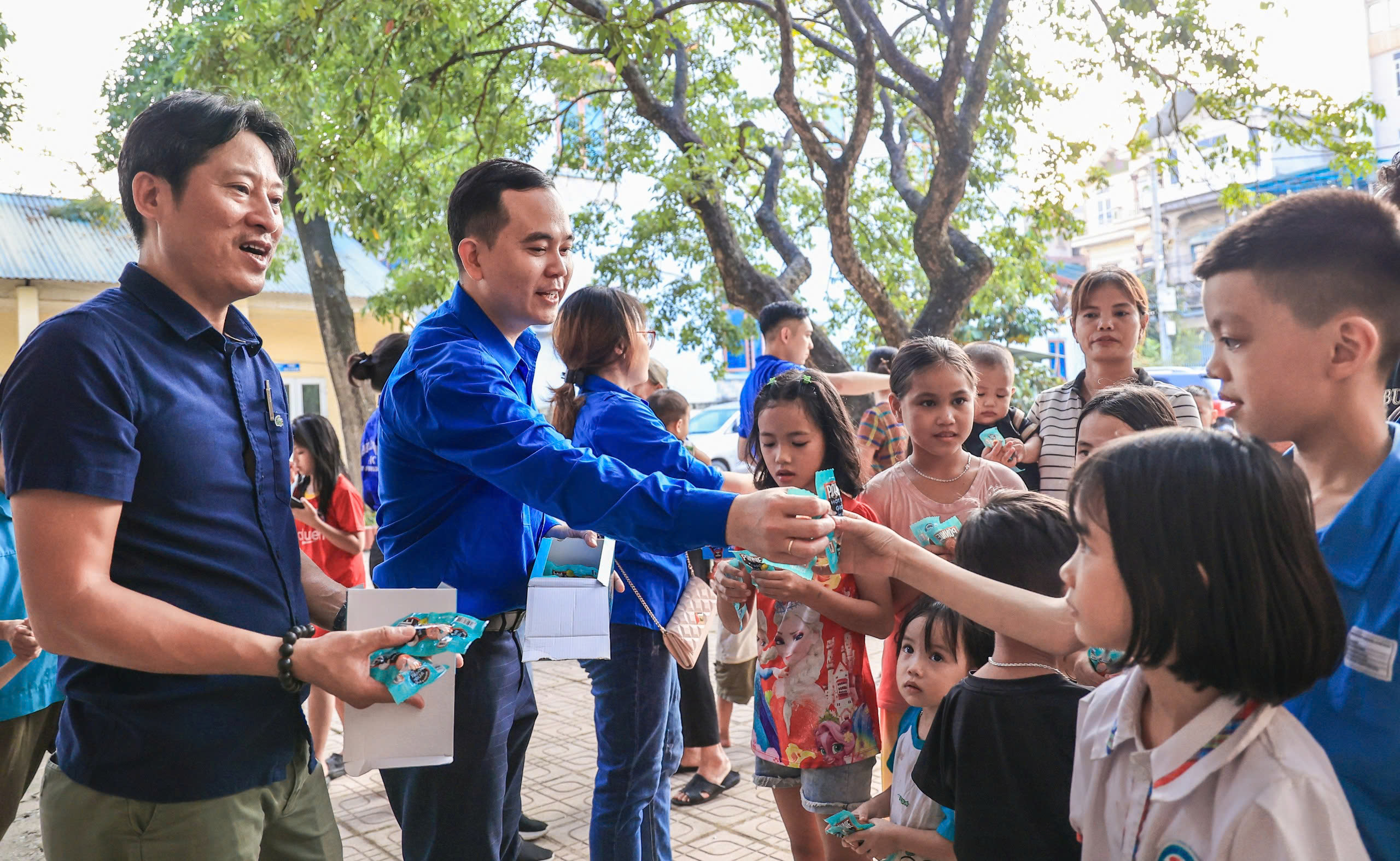 Báo Giao thông trao hàng nghìn phần quà đến với người dân vùng rốn lũ Hà Nội- Ảnh 6. Báo Giao thông trao hàng nghìn phần quà đến với người dân vùng rốn lũ Hà Nội- Ảnh 6.