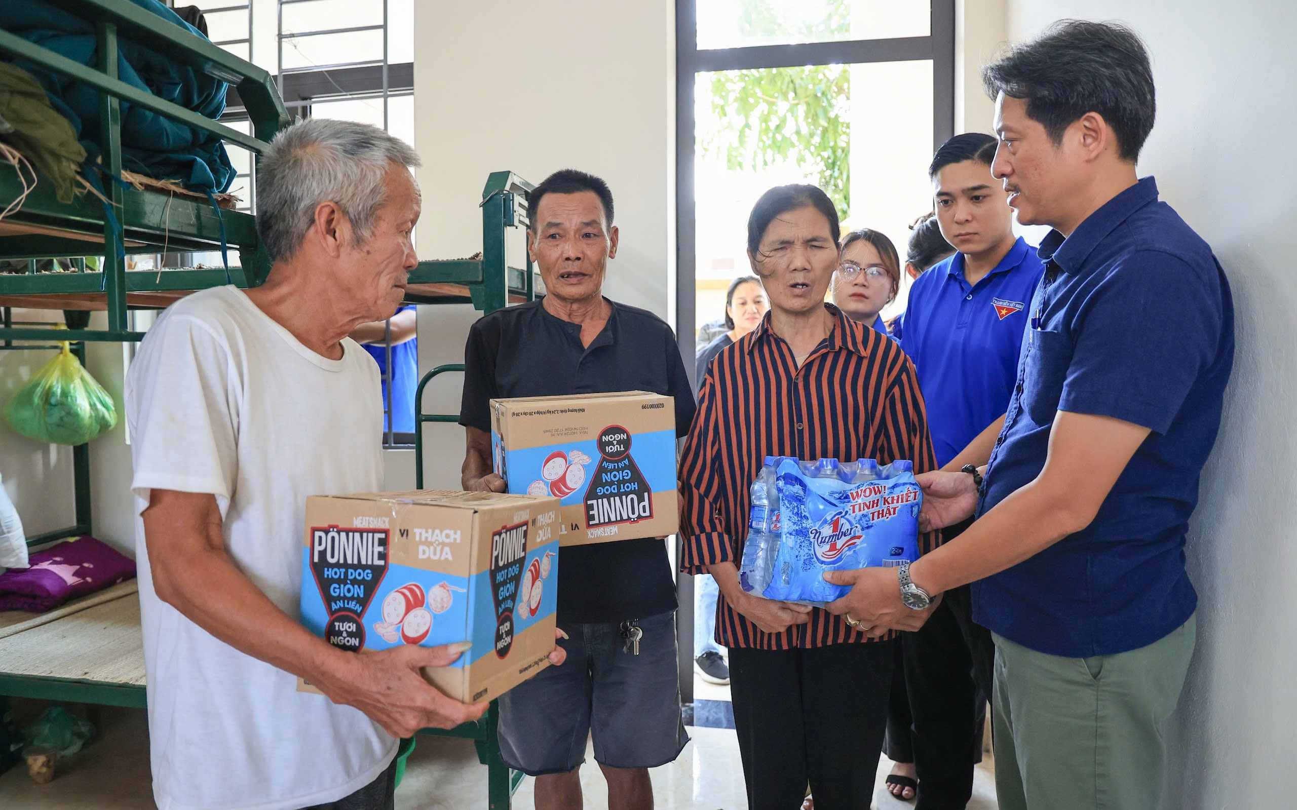 Báo Giao thông trao hàng nghìn phần quà đến với người dân vùng rốn lũ Hà Nội- Ảnh 7. Báo Giao thông trao hàng nghìn phần quà đến với người dân vùng rốn lũ Hà Nội- Ảnh 7.