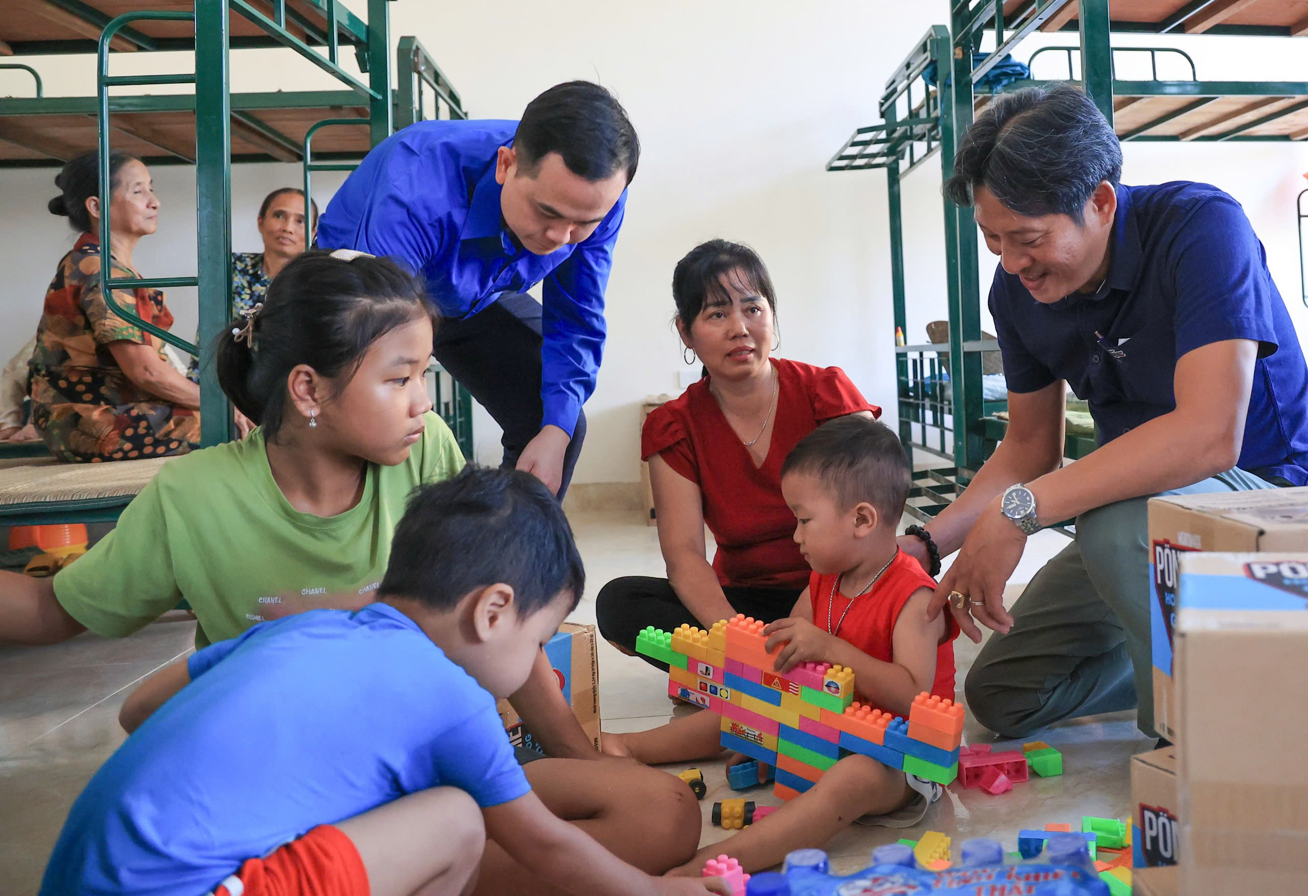 Báo Giao thông trao hàng nghìn phần quà đến với người dân vùng rốn lũ Hà Nội- Ảnh 9. Báo Giao thông trao hàng nghìn phần quà đến với người dân vùng rốn lũ Hà Nội- Ảnh 9.