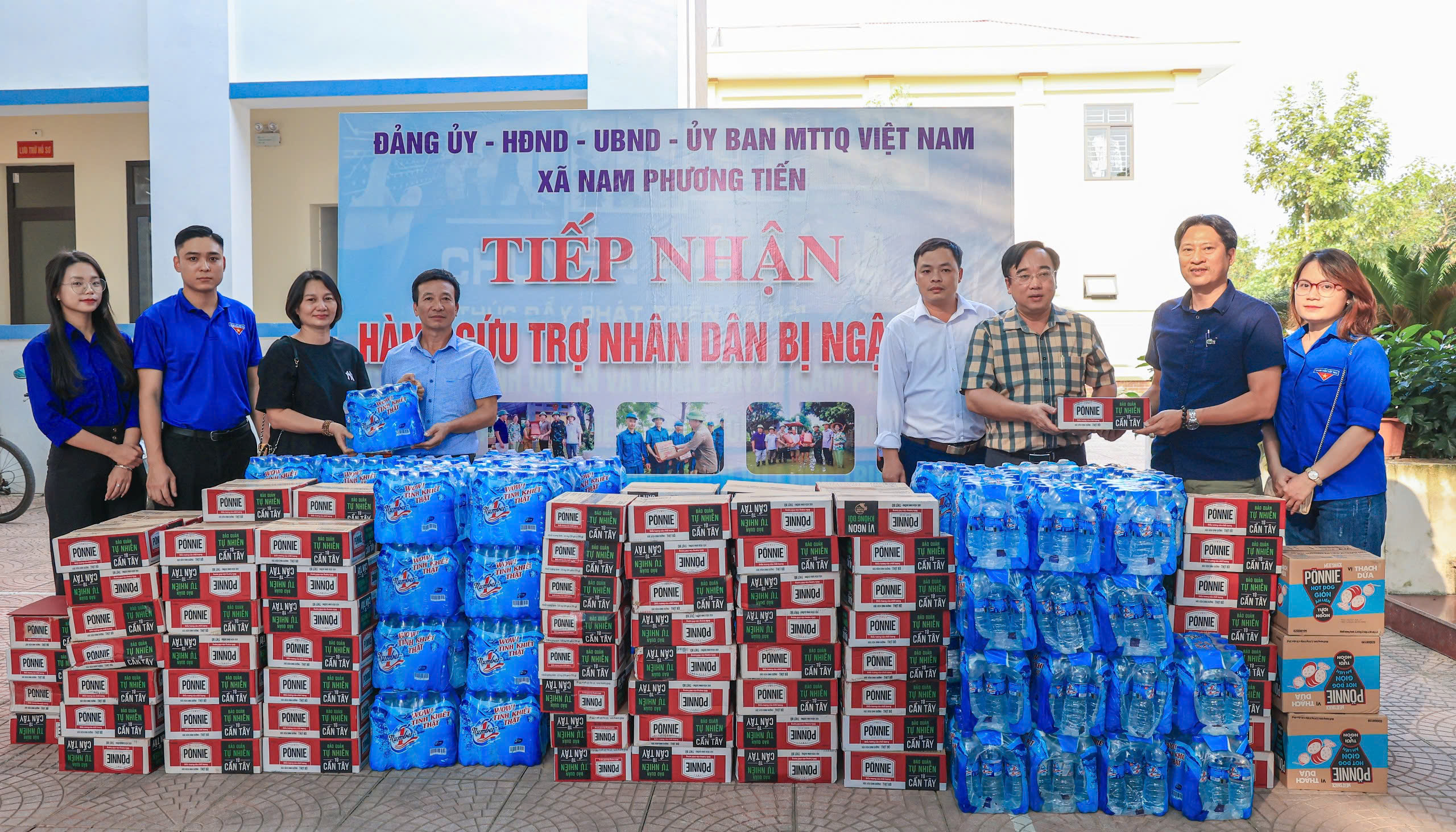 Báo Giao thông trao hàng nghìn phần quà đến với người dân vùng rốn lũ Hà Nội- Ảnh 12. Báo Giao thông trao hàng nghìn phần quà đến với người dân vùng rốn lũ Hà Nội- Ảnh 12.