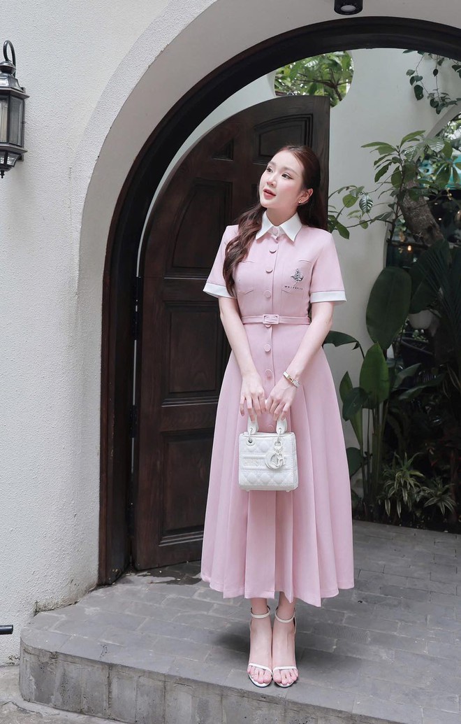 Váy sơ mi giản dị mà sang trọng, linh hoạt bậc nhất tủ đồ- Ảnh 4. Váy sơ mi giản dị mà sang trọng, linh hoạt bậc nhất tủ đồ- Ảnh 4.