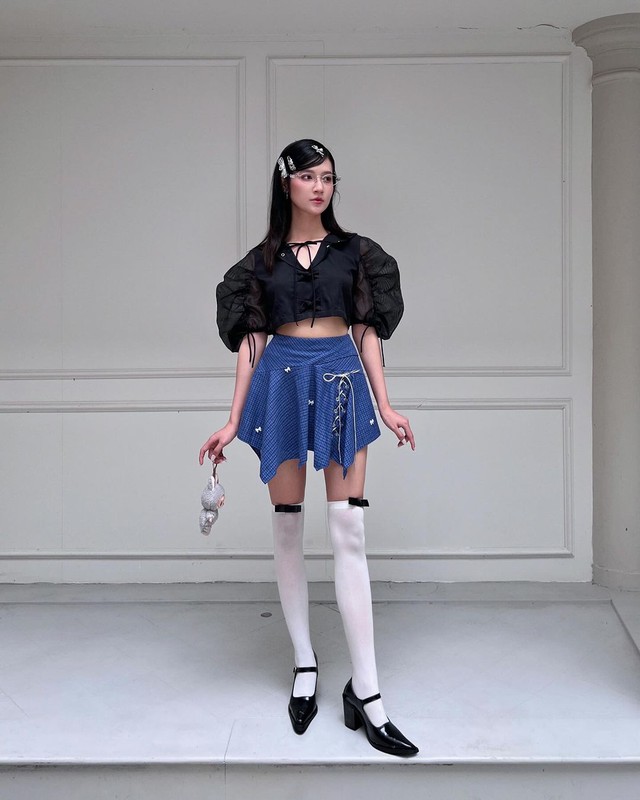 Bí quyết trở thành tâm điểm của mọi ánh nhìn với váy mini skirt- Ảnh 5. Bí quyết trở thành tâm điểm của mọi ánh nhìn với váy mini skirt- Ảnh 5.
