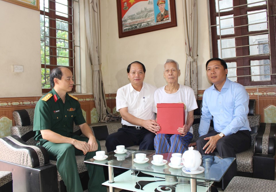 Trưởng ban Tuyên giáo Thành ủy Nguyễn Doãn Toản thăm, tặng quà ông Nguyễn Văn Lộc.
