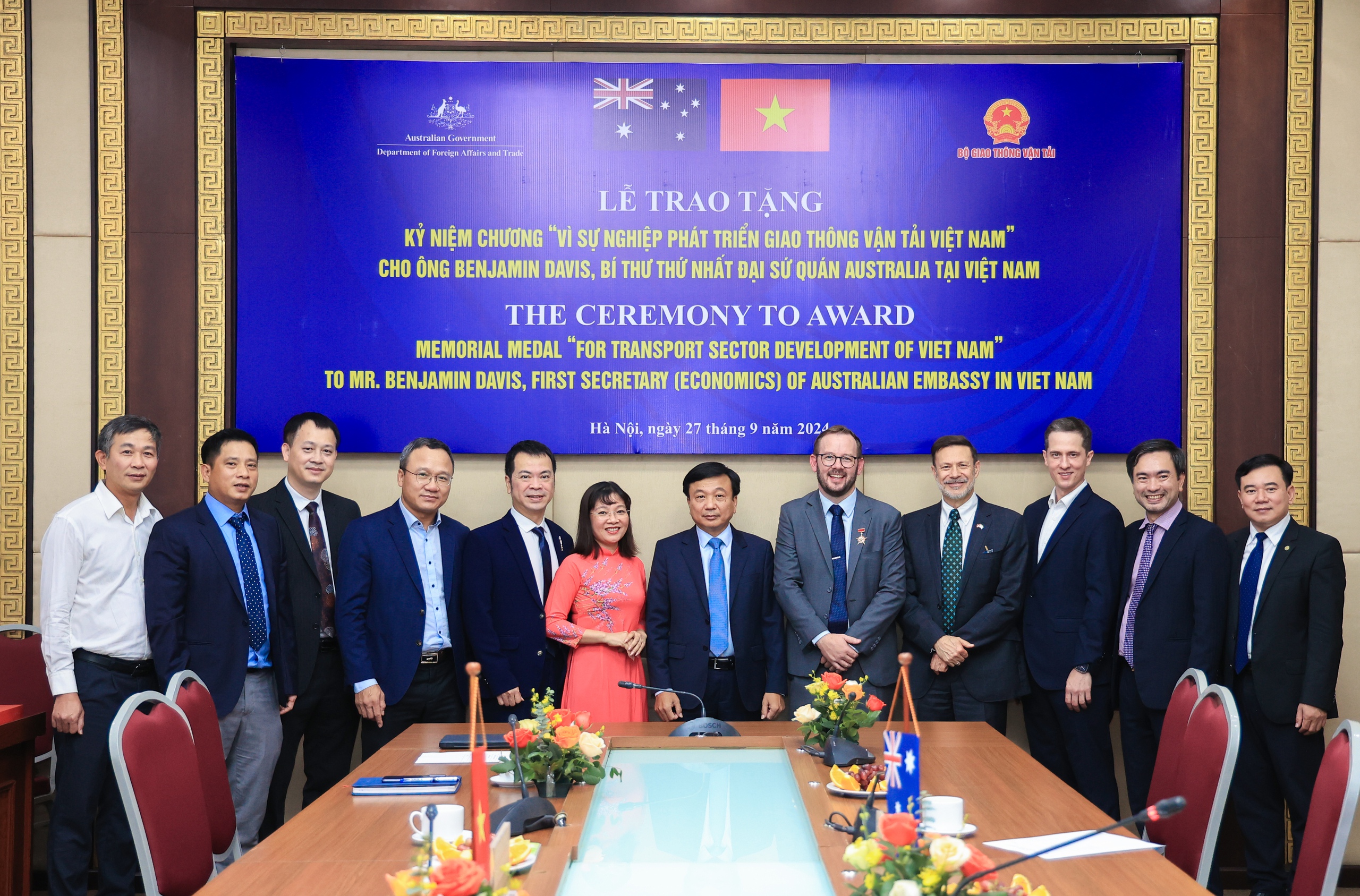 Bộ GTVT tặng Kỷ niệm chương cho Bí thư thứ nhất Đại sứ quán Australia- Ảnh 3. Bộ GTVT tặng Kỷ niệm chương cho Bí thư thứ nhất Đại sứ quán Australia- Ảnh 3.