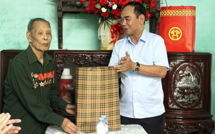 Lãnh đạo huyện Mỹ Đức tặng quà ông Nguyễn Đình Ổn.