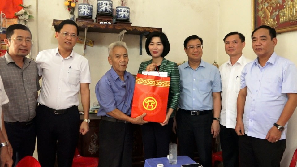 Phó Chủ tịch Thường trực HĐND TP Phùng Thị Hồng Hà thăm, tặng quà ông Nguyễn Duy Vui. Ảnh: ST