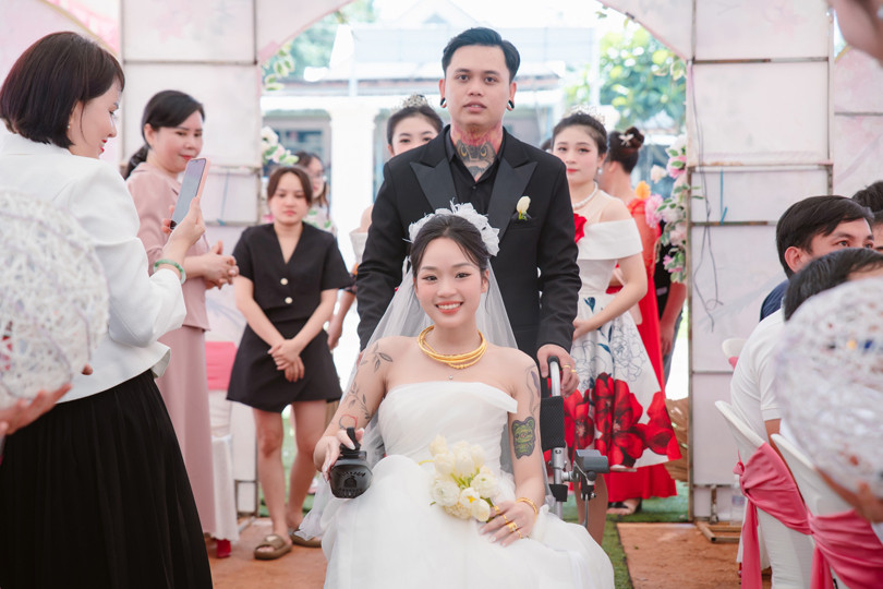 Cô gái Bình Phước ngồi xe lăn vào lễ đường, nhiều người rơi nước mắt - Ảnh 5. Cô gái Bình Phước ngồi xe lăn vào lễ đường, nhiều người rơi nước mắt - Ảnh 5.