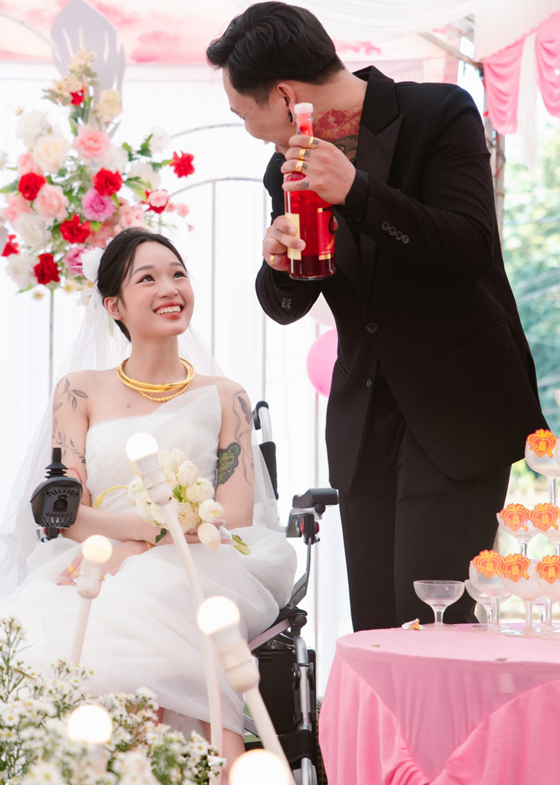 Cô gái Bình Phước ngồi xe lăn vào lễ đường, nhiều người rơi nước mắt - Ảnh 8. Cô gái Bình Phước ngồi xe lăn vào lễ đường, nhiều người rơi nước mắt - Ảnh 8.