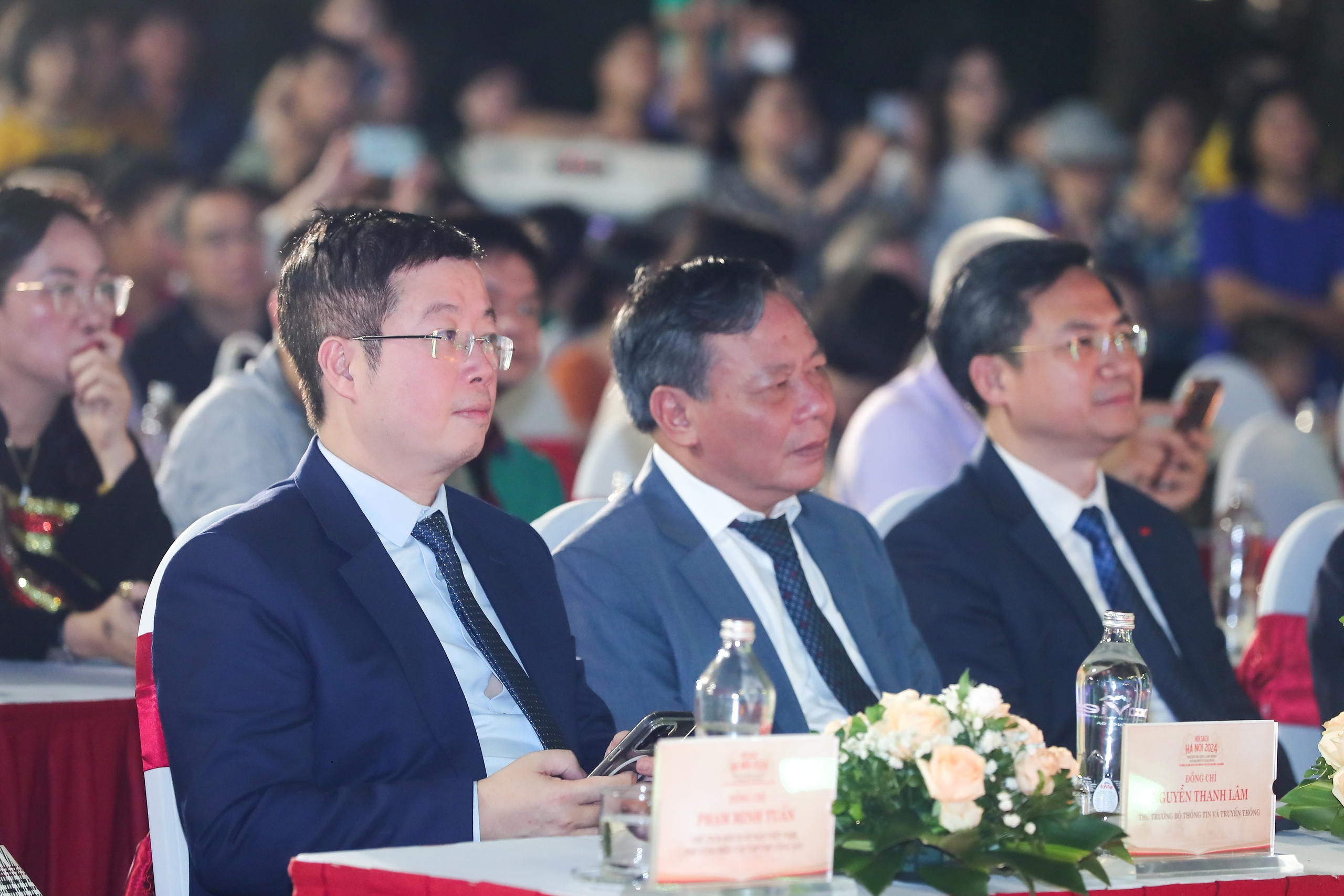 Hội Sách Hà Nội 2024 thu hút người yêu sách trong ngày đầu khai mạc - Ảnh 2. Hội Sách Hà Nội 2024 thu hút người yêu sách trong ngày đầu khai mạc - Ảnh 2.