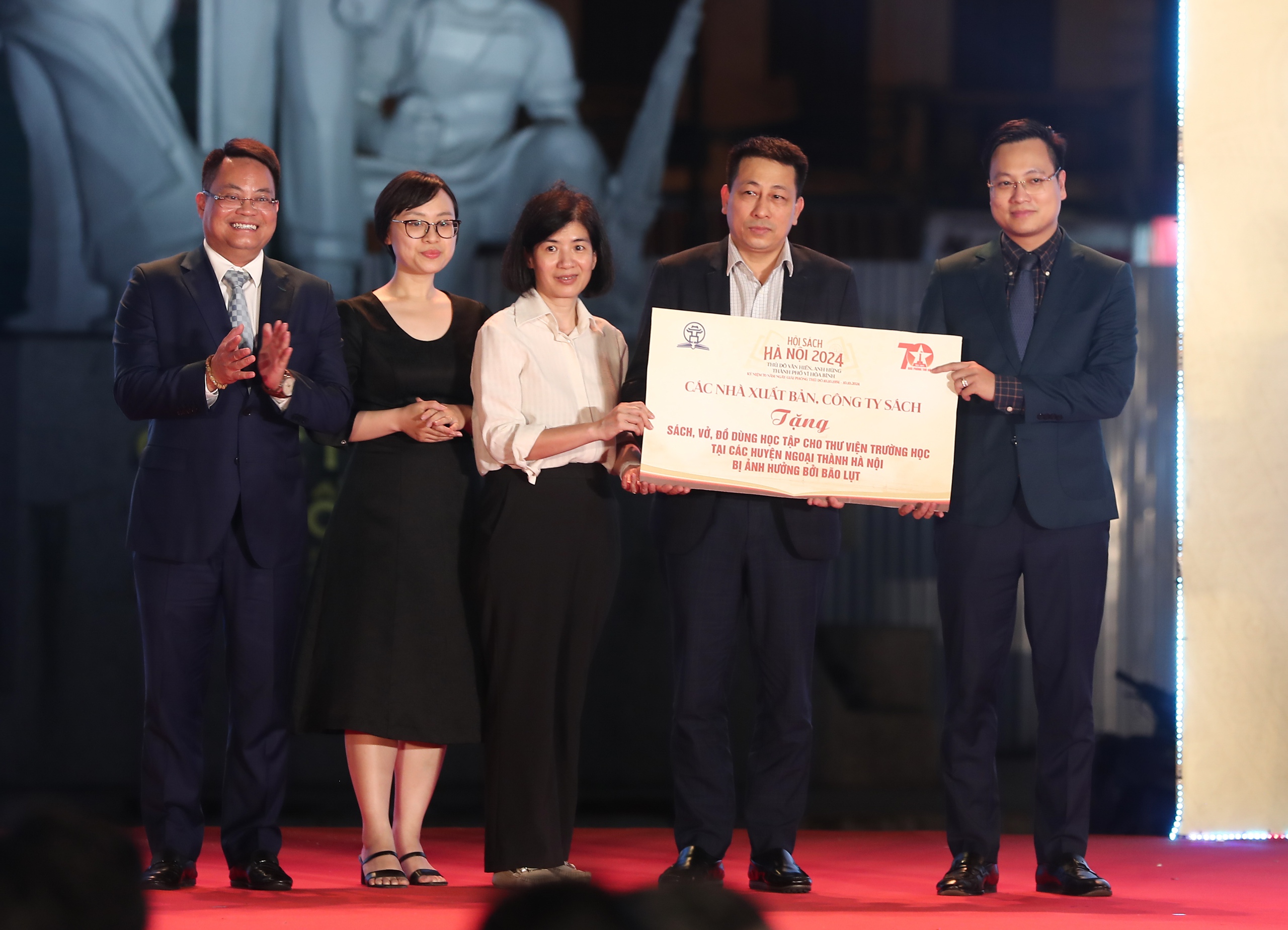 Hội Sách Hà Nội 2024 thu hút người yêu sách trong ngày đầu khai mạc - Ảnh 4. Hội Sách Hà Nội 2024 thu hút người yêu sách trong ngày đầu khai mạc - Ảnh 4.