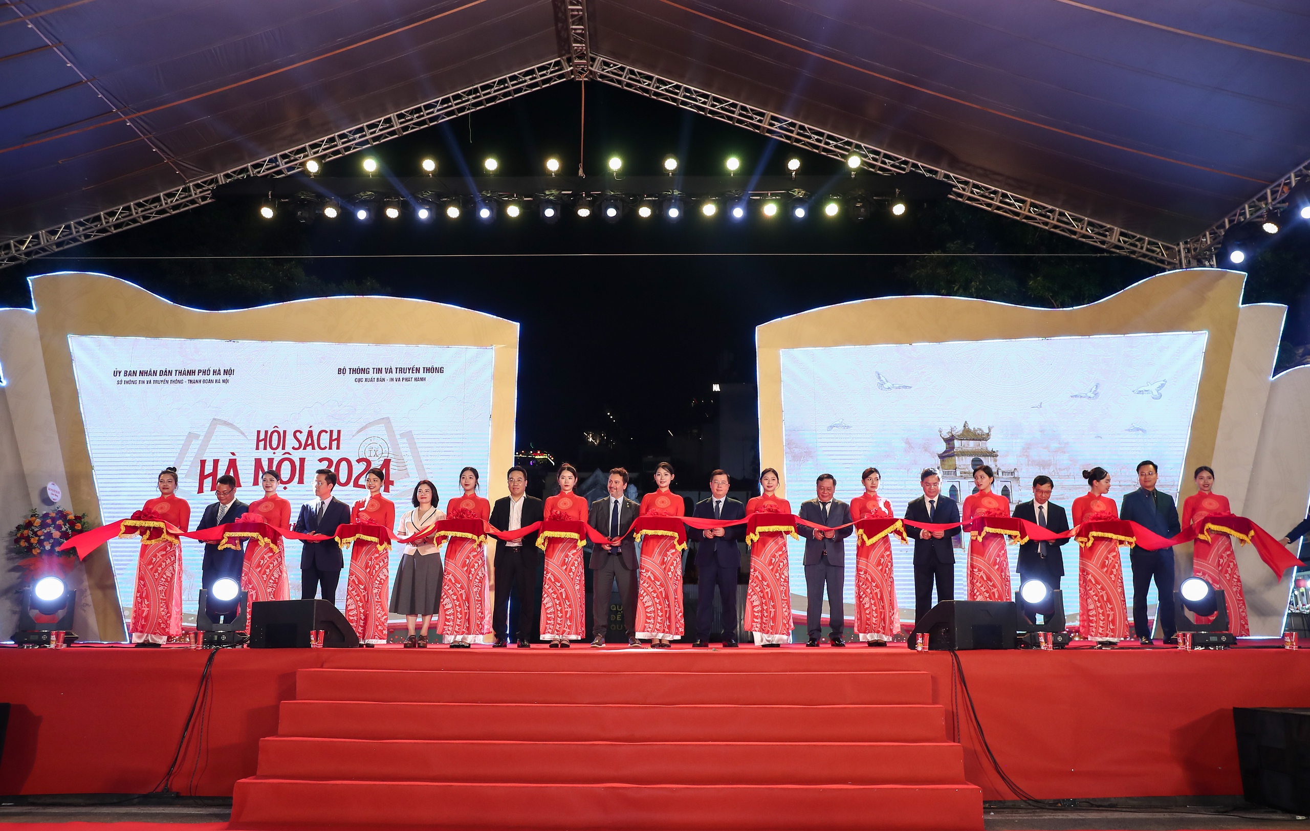 Hội Sách Hà Nội 2024 thu hút người yêu sách trong ngày đầu khai mạc - Ảnh 5. Hội Sách Hà Nội 2024 thu hút người yêu sách trong ngày đầu khai mạc - Ảnh 5.