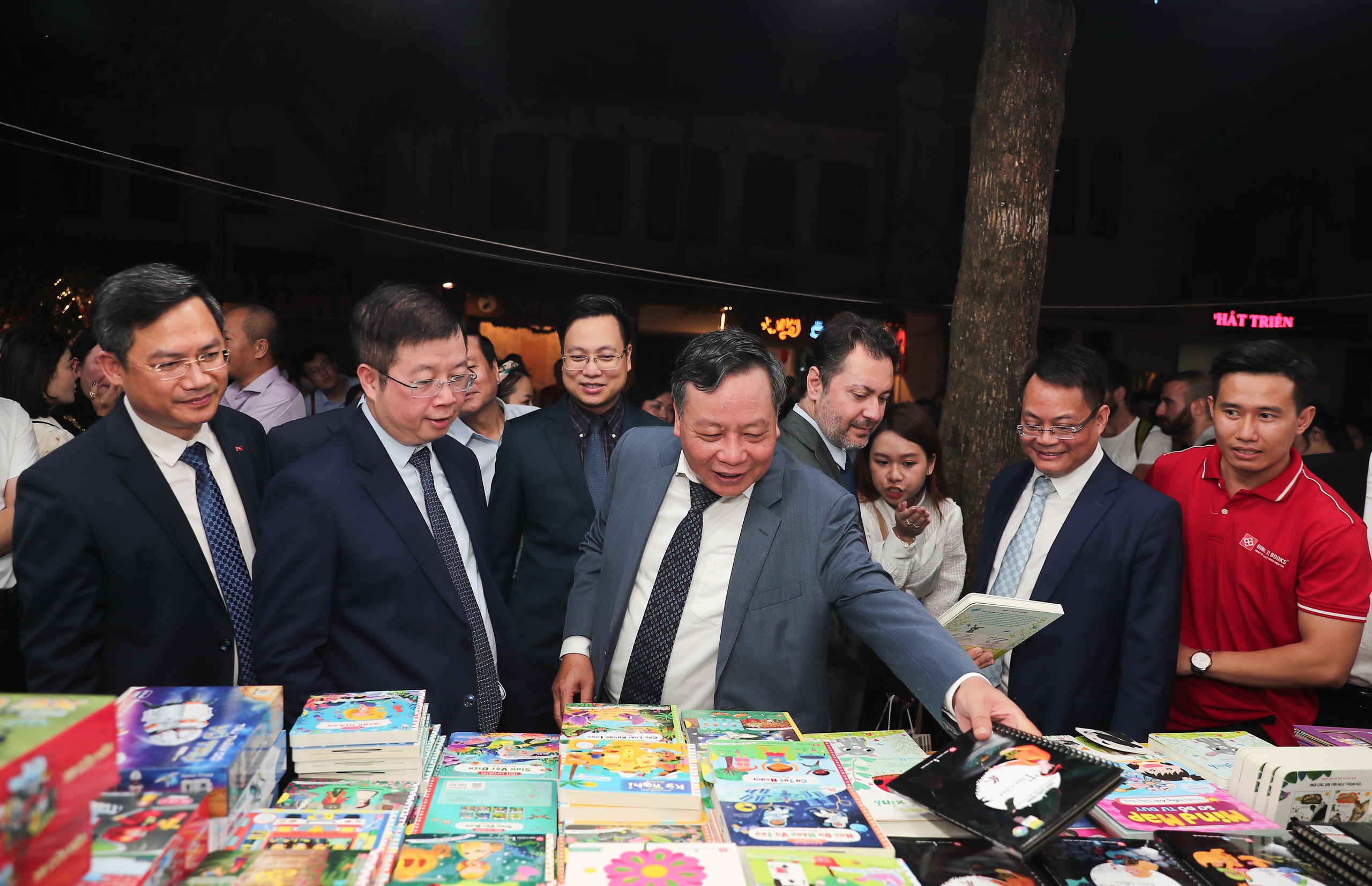 Hội Sách Hà Nội 2024 thu hút người yêu sách trong ngày đầu khai mạc - Ảnh 7. Hội Sách Hà Nội 2024 thu hút người yêu sách trong ngày đầu khai mạc - Ảnh 7.