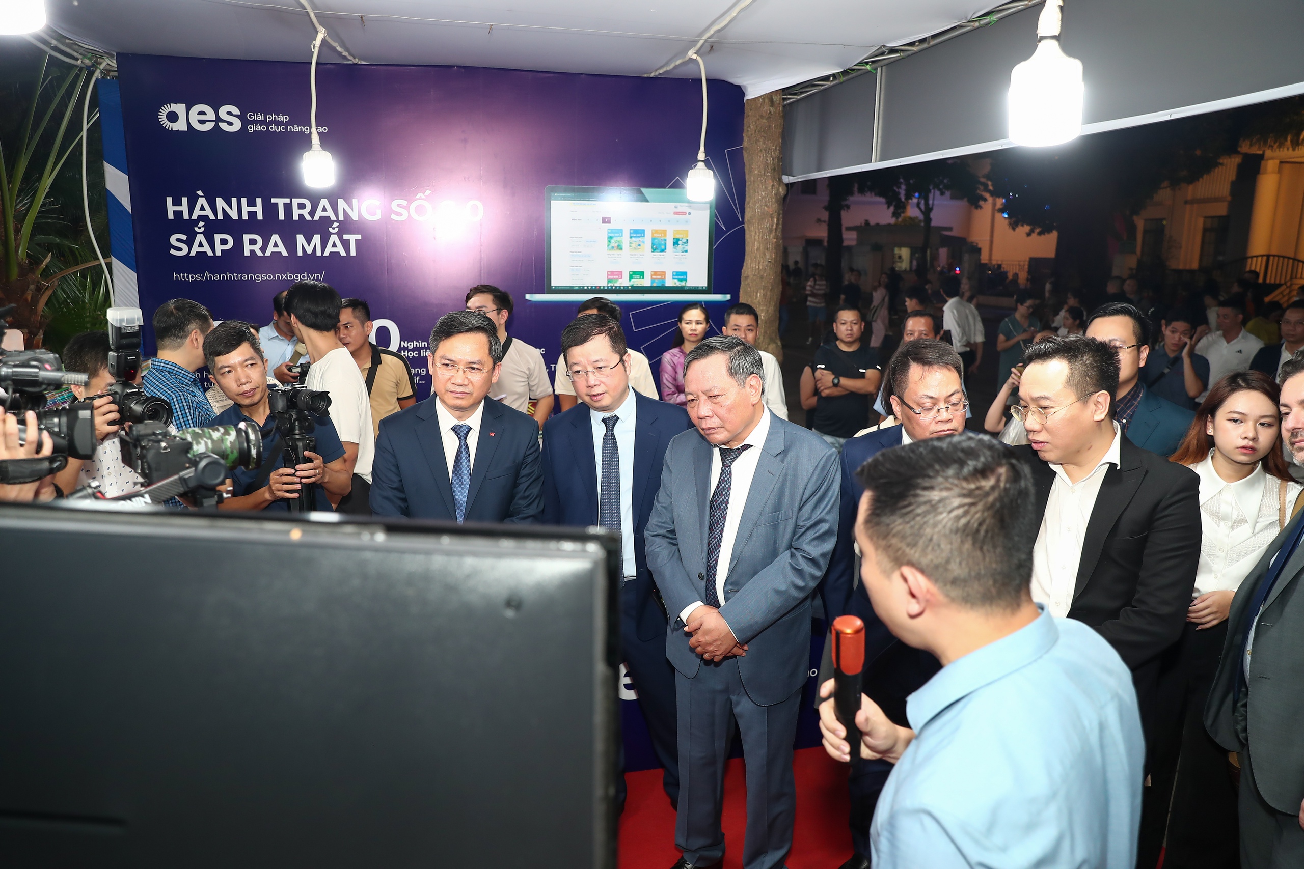 Hội Sách Hà Nội 2024 thu hút người yêu sách trong ngày đầu khai mạc - Ảnh 8. Hội Sách Hà Nội 2024 thu hút người yêu sách trong ngày đầu khai mạc - Ảnh 8.